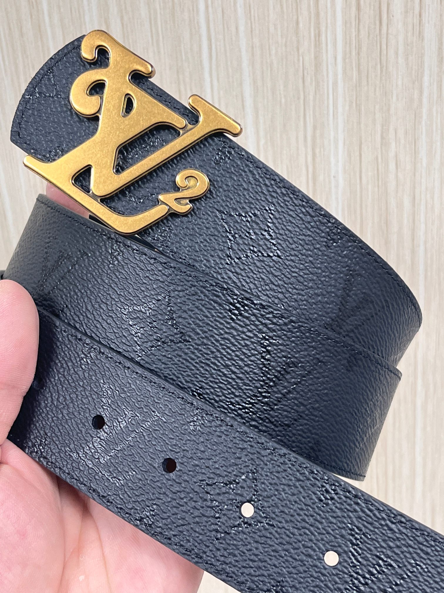 当季新款一腰带两穿：双面设计，一面哑光灰花花休闲，一面纯黑商务，轻松适配通勤、休闲、正式等全场景，经典与