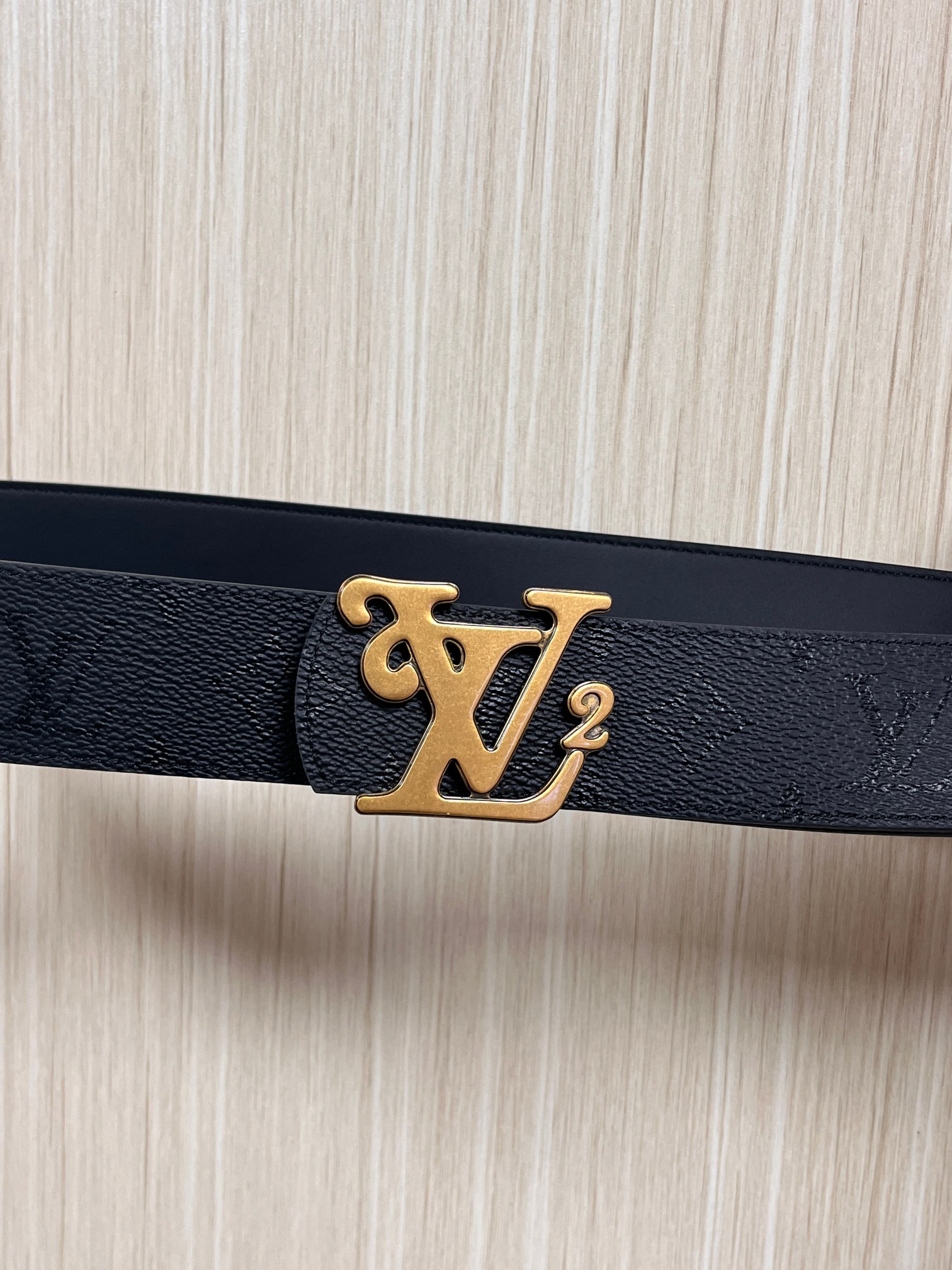 当季新款一腰带两穿：双面设计，一面哑光灰花花休闲，一面纯黑商务，轻松适配通勤、休闲、正式等全场景，经典与