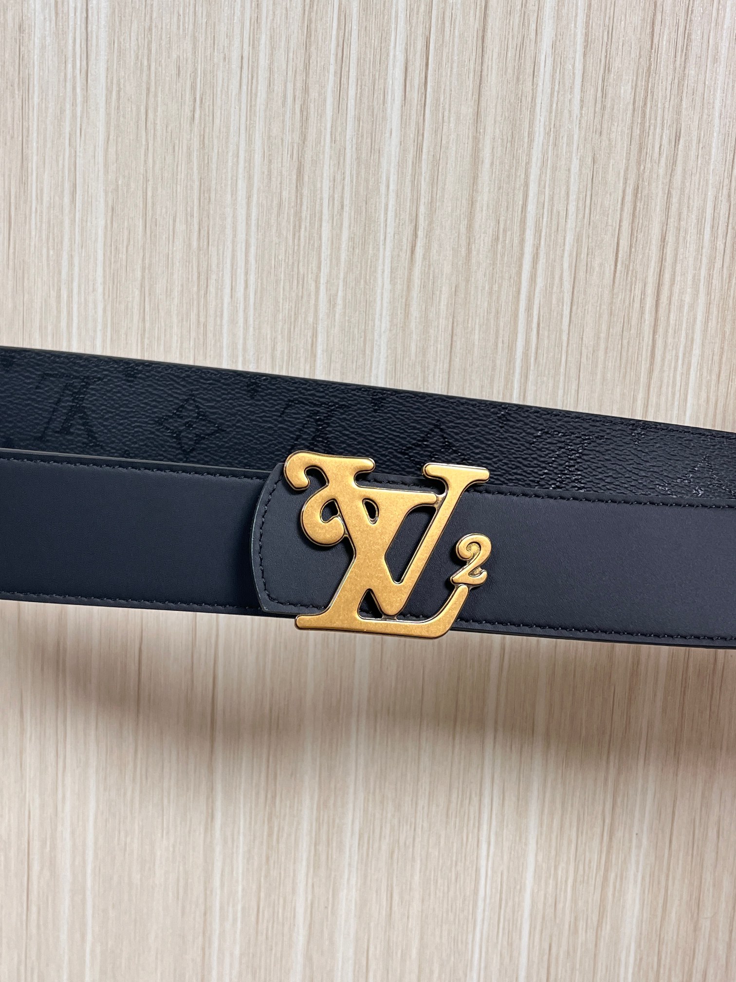 当季新款一腰带两穿：双面设计，一面哑光灰花花休闲，一面纯黑商务，轻松适配通勤、休闲、正式等全场景，经典与