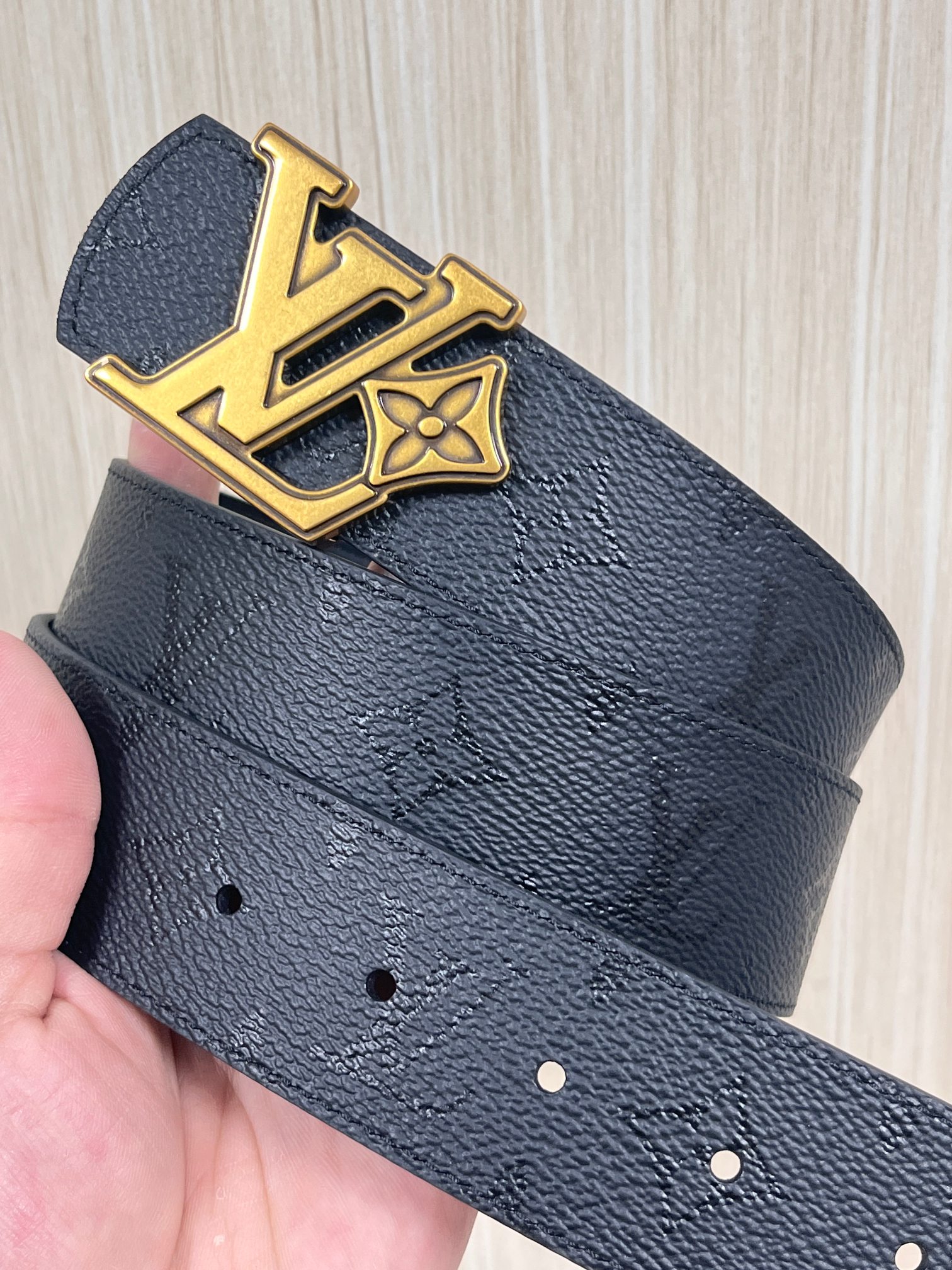 当季新款一腰带两穿：双面设计，一面哑光灰花花休闲，一面纯黑商务，轻松适配通勤、休闲、正式等全场景，经典与