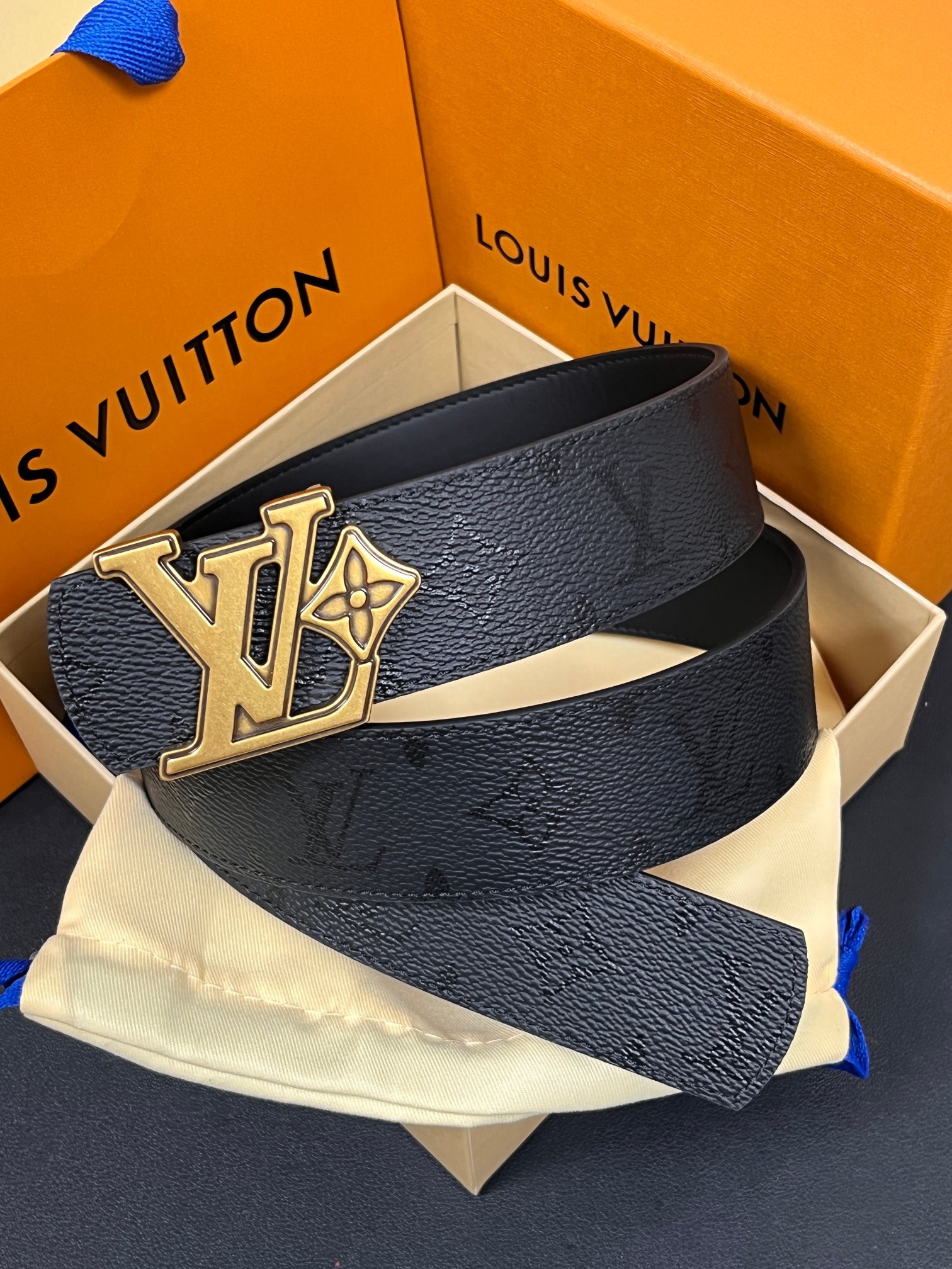 当季新款一腰带两穿：双面设计，一面哑光灰花花休闲，一面纯黑商务，轻松适配通勤、休闲、正式等全场景，经典与