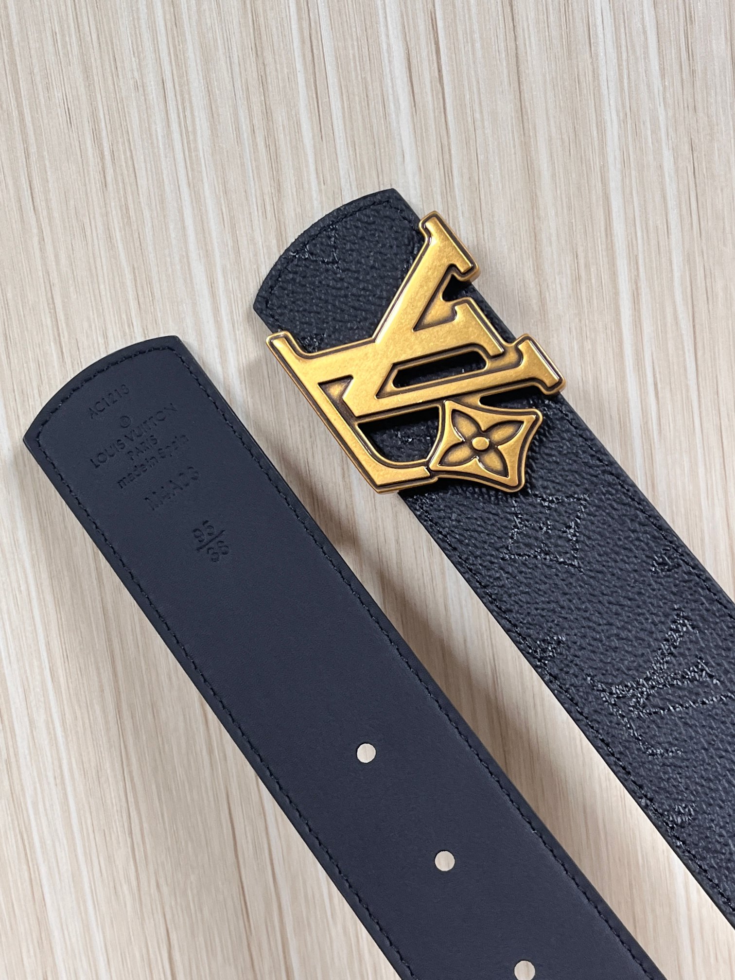 当季新款一腰带两穿：双面设计，一面哑光灰花花休闲，一面纯黑商务，轻松适配通勤、休闲、正式等全场景，经典与