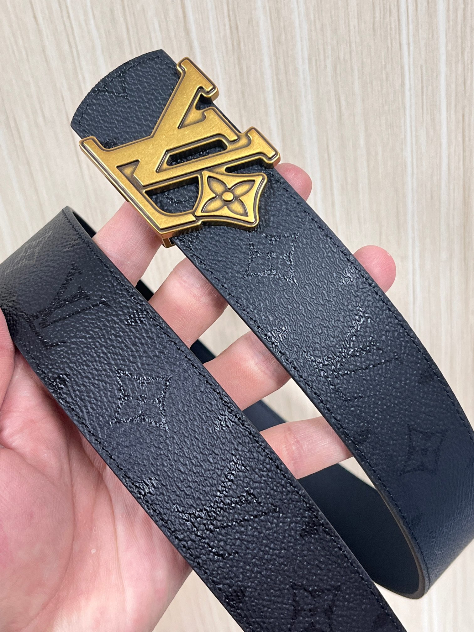 当季新款一腰带两穿：双面设计，一面哑光灰花花休闲，一面纯黑商务，轻松适配通勤、休闲、正式等全场景，经典与