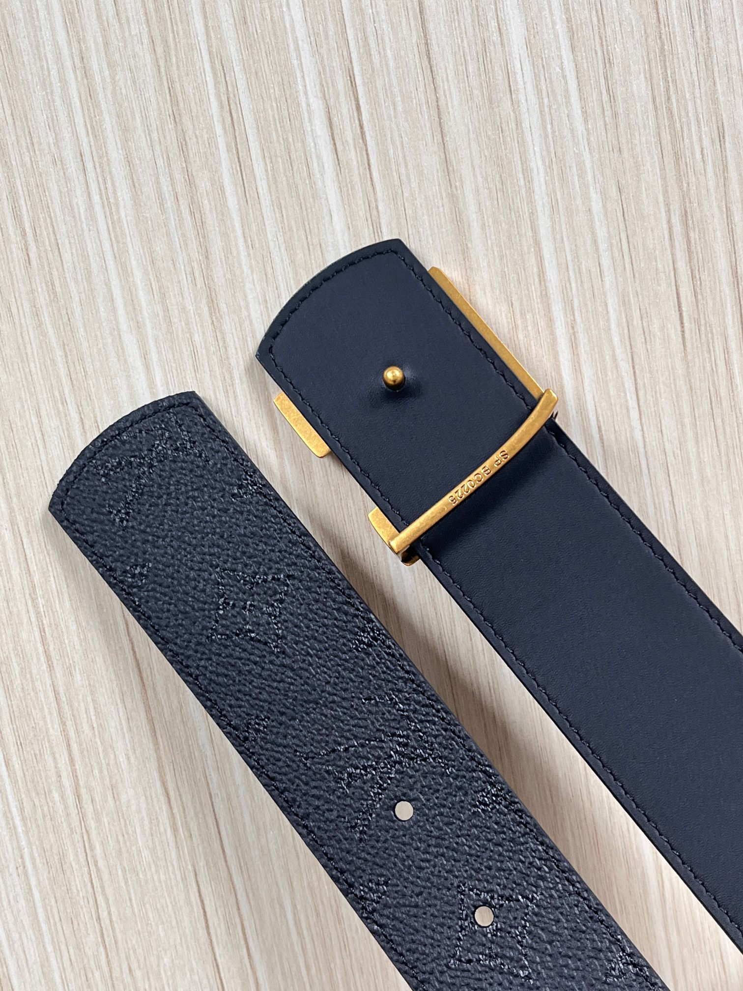 当季新款一腰带两穿：双面设计，一面哑光灰花花休闲，一面纯黑商务，轻松适配通勤、休闲、正式等全场景，经典与