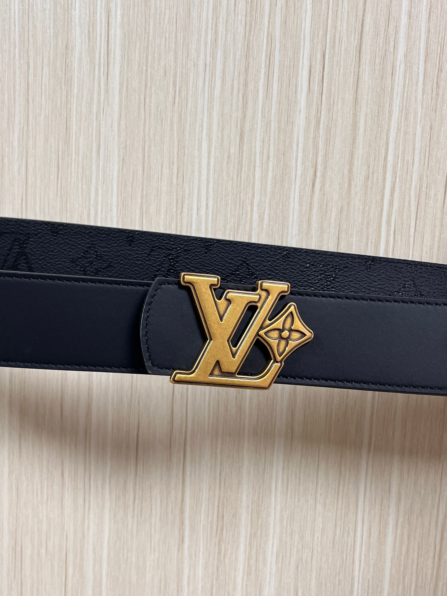 当季新款一腰带两穿：双面设计，一面哑光灰花花休闲，一面纯黑商务，轻松适配通勤、休闲、正式等全场景，经典与