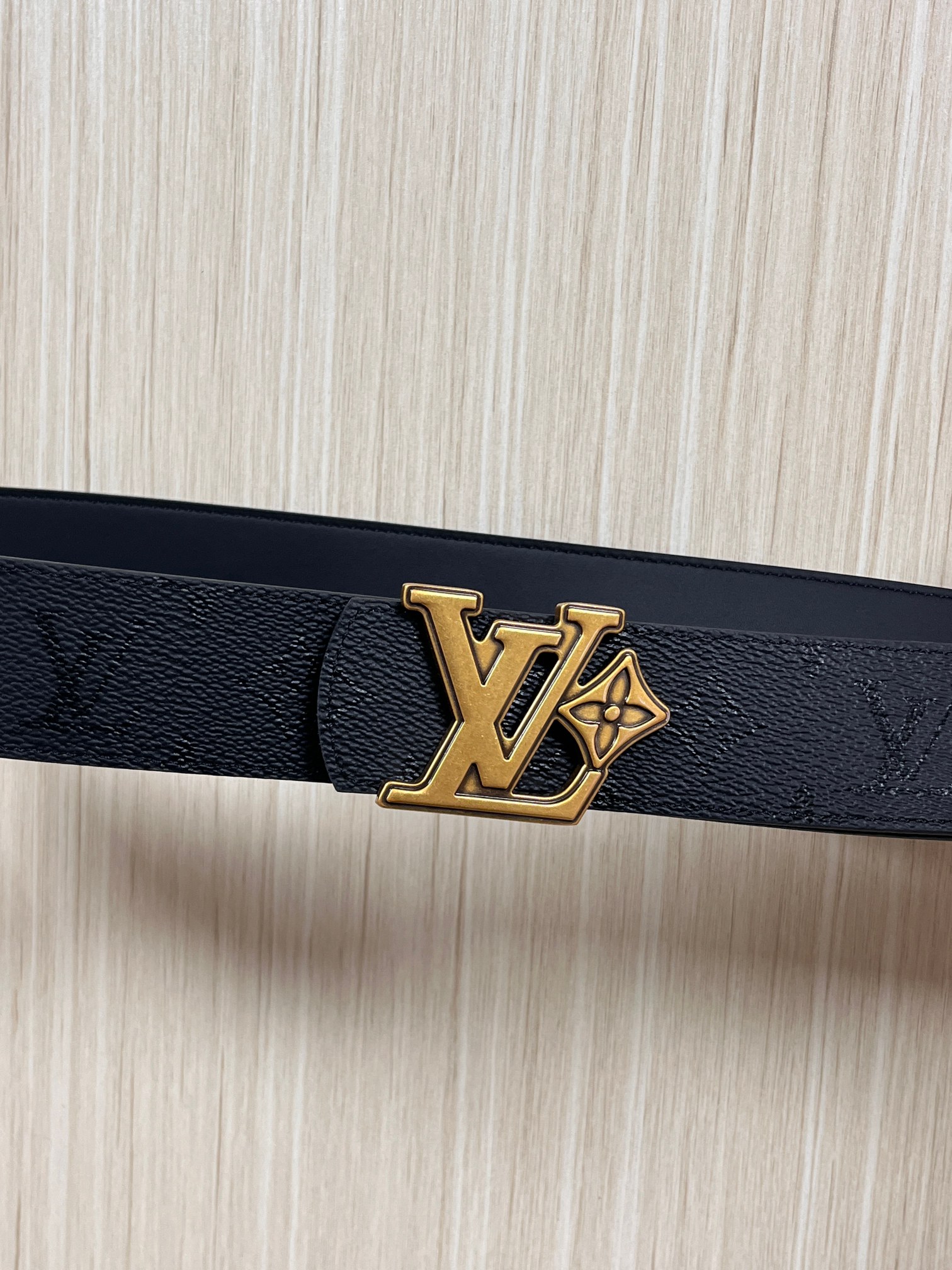 当季新款一腰带两穿：双面设计，一面哑光灰花花休闲，一面纯黑商务，轻松适配通勤、休闲、正式等全场景，经典与