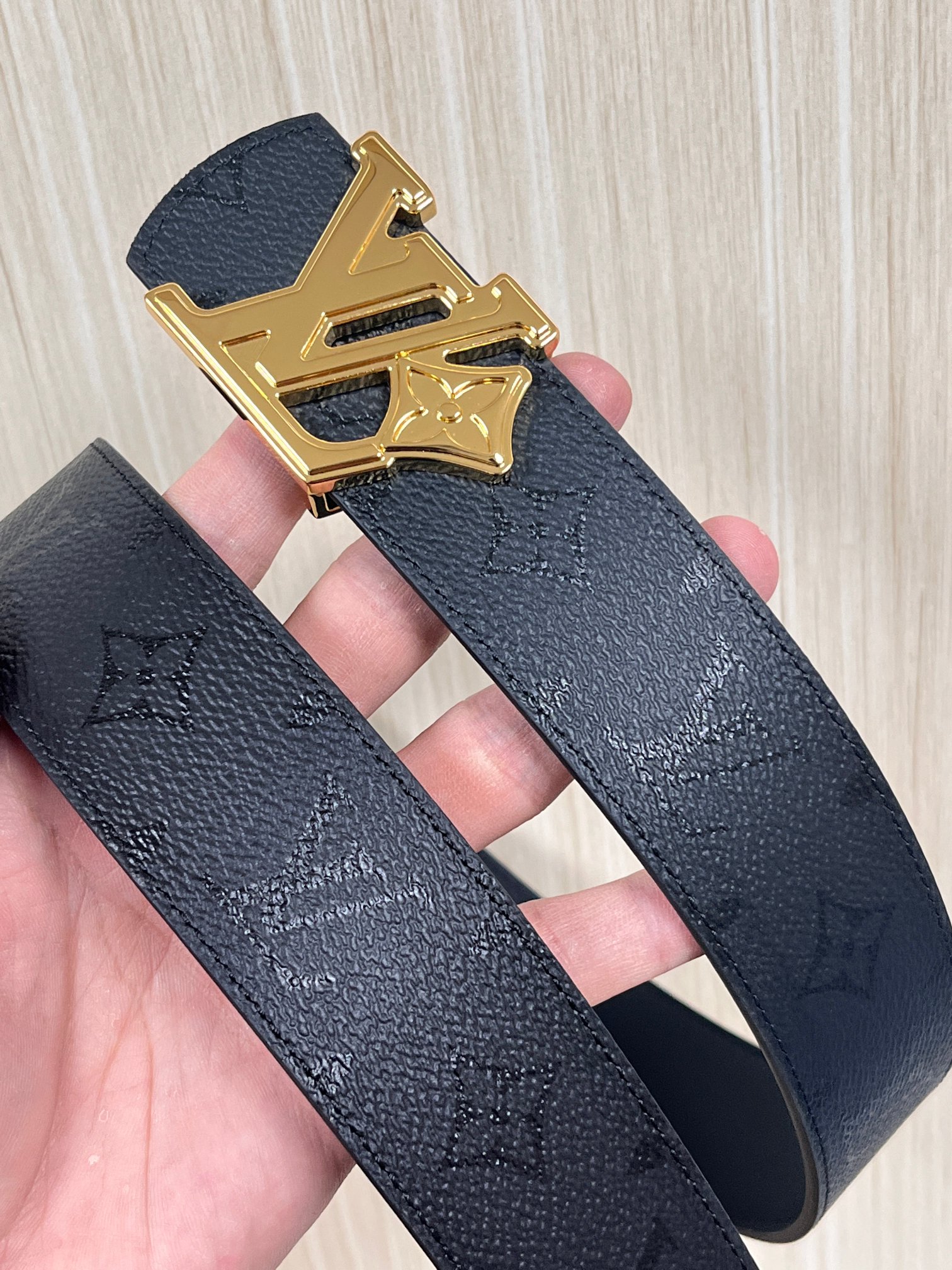 当季新款一腰带两穿：双面设计，一面哑光灰花花休闲，一面纯黑商务，轻松适配通勤、休闲、正式等全场景，经典与