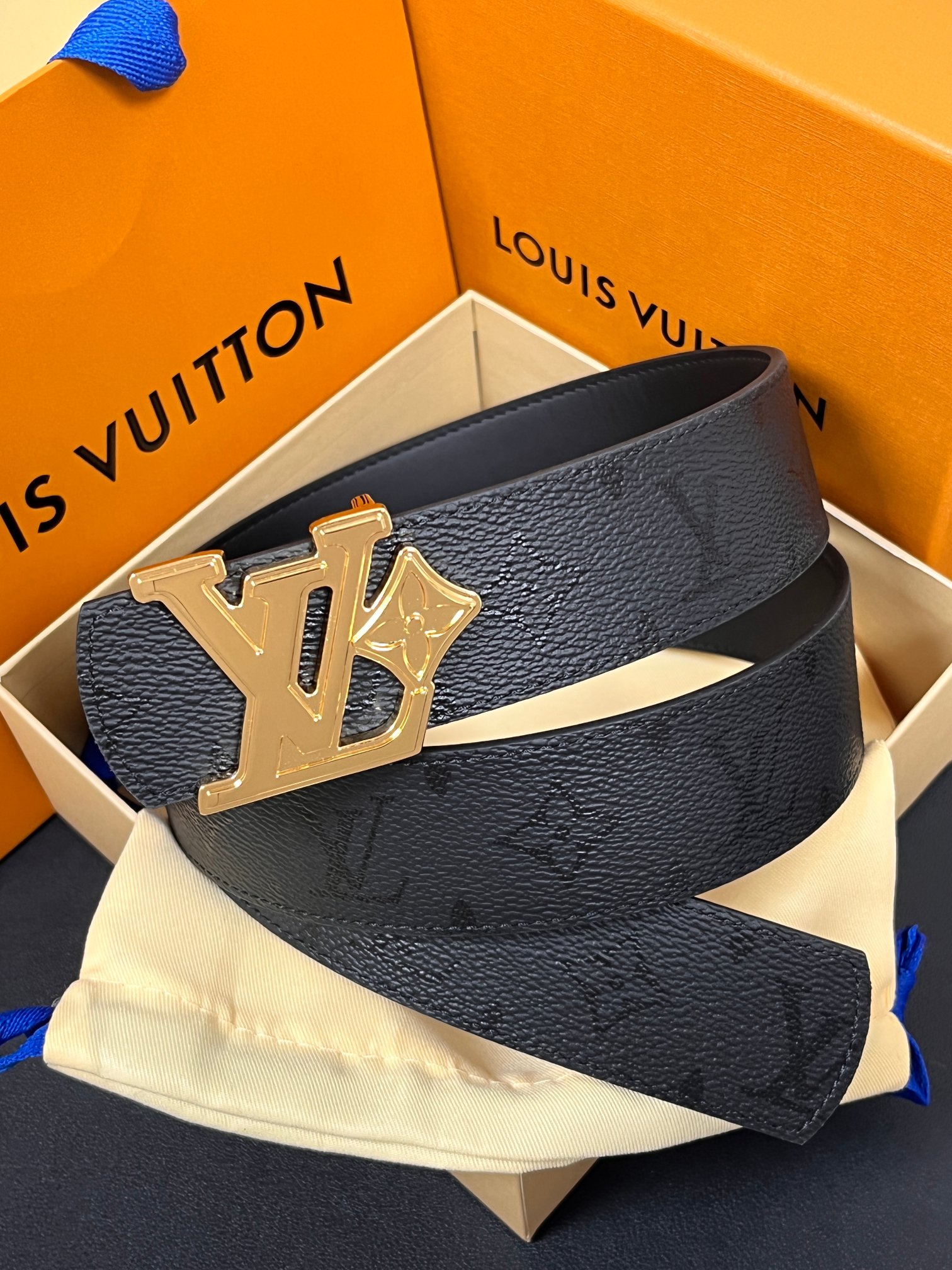 当季新款一腰带两穿：双面设计，一面哑光灰花花休闲，一面纯黑商务，轻松适配通勤、休闲、正式等全场景，经典与