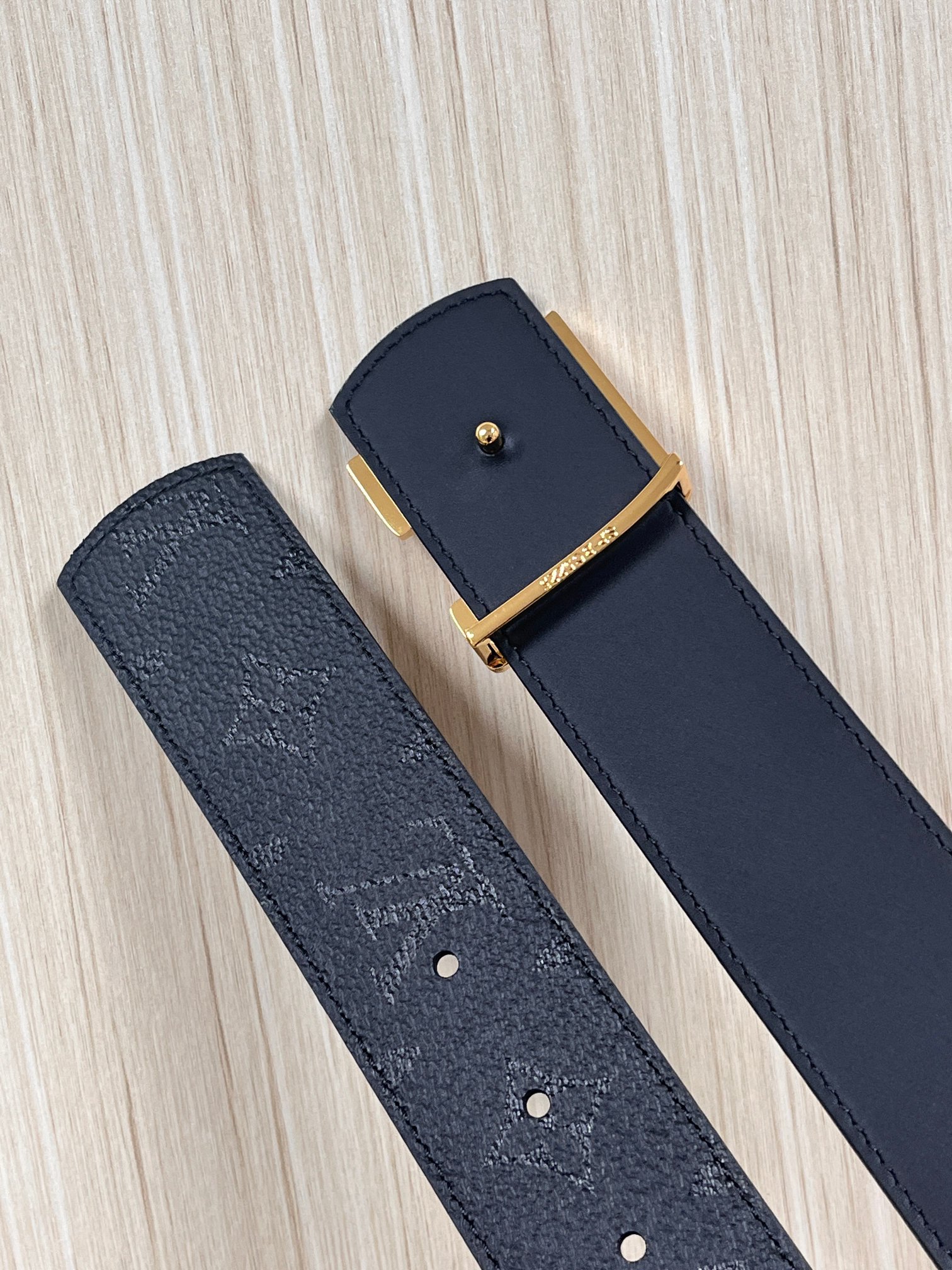 当季新款一腰带两穿：双面设计，一面哑光灰花花休闲，一面纯黑商务，轻松适配通勤、休闲、正式等全场景，经典与