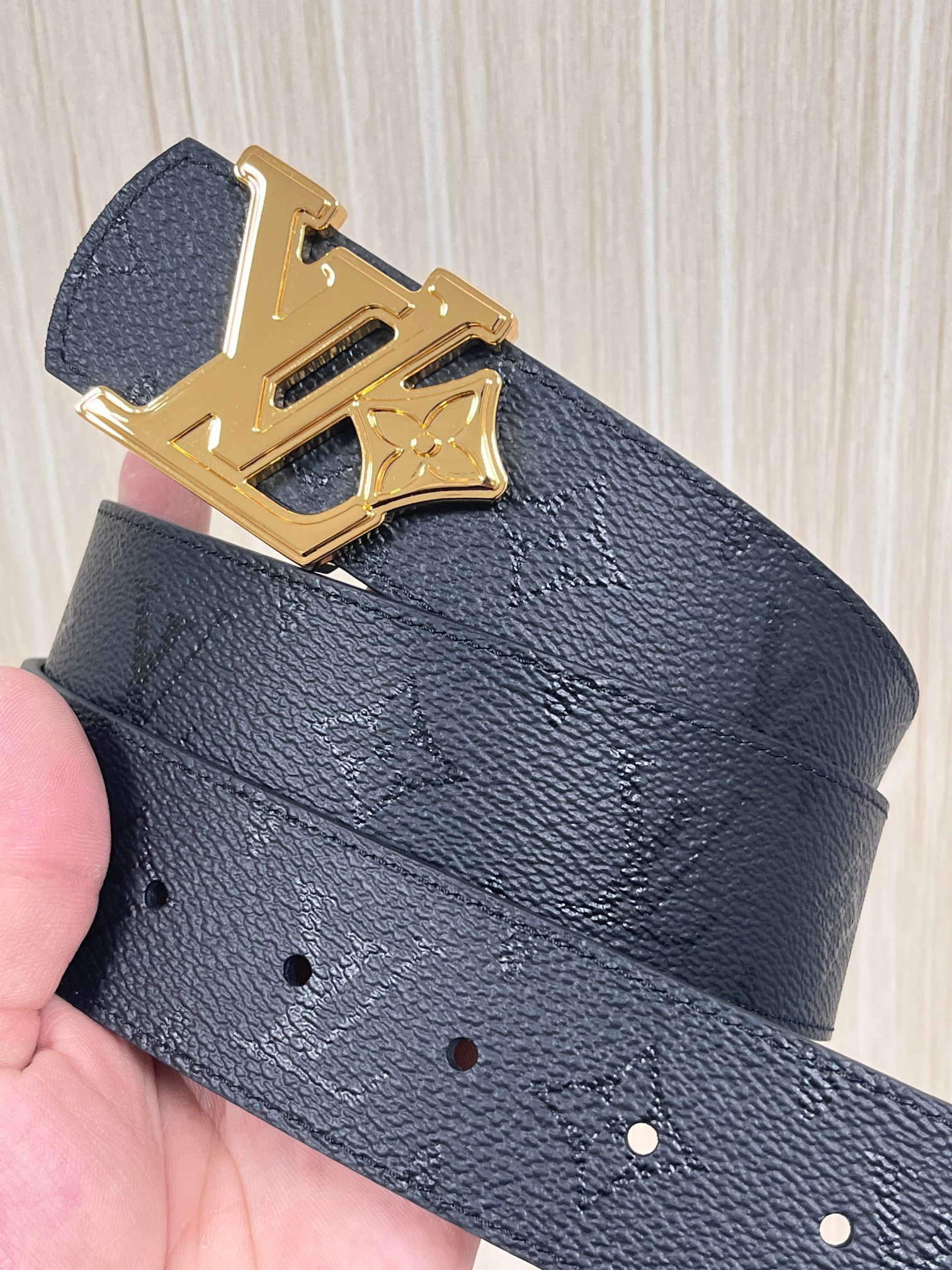 当季新款一腰带两穿：双面设计，一面哑光灰花花休闲，一面纯黑商务，轻松适配通勤、休闲、正式等全场景，经典与