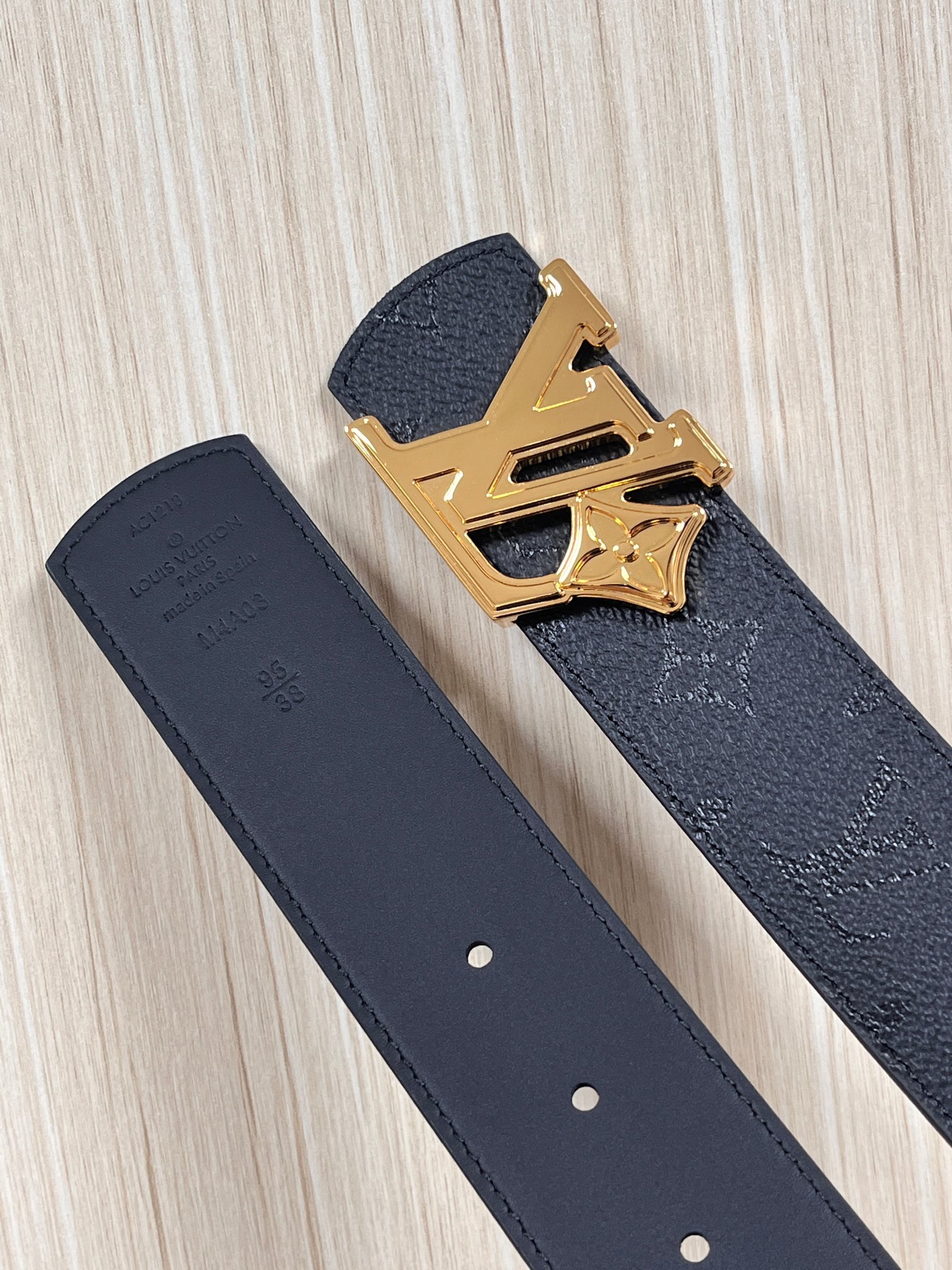 当季新款一腰带两穿：双面设计，一面哑光灰花花休闲，一面纯黑商务，轻松适配通勤、休闲、正式等全场景，经典与