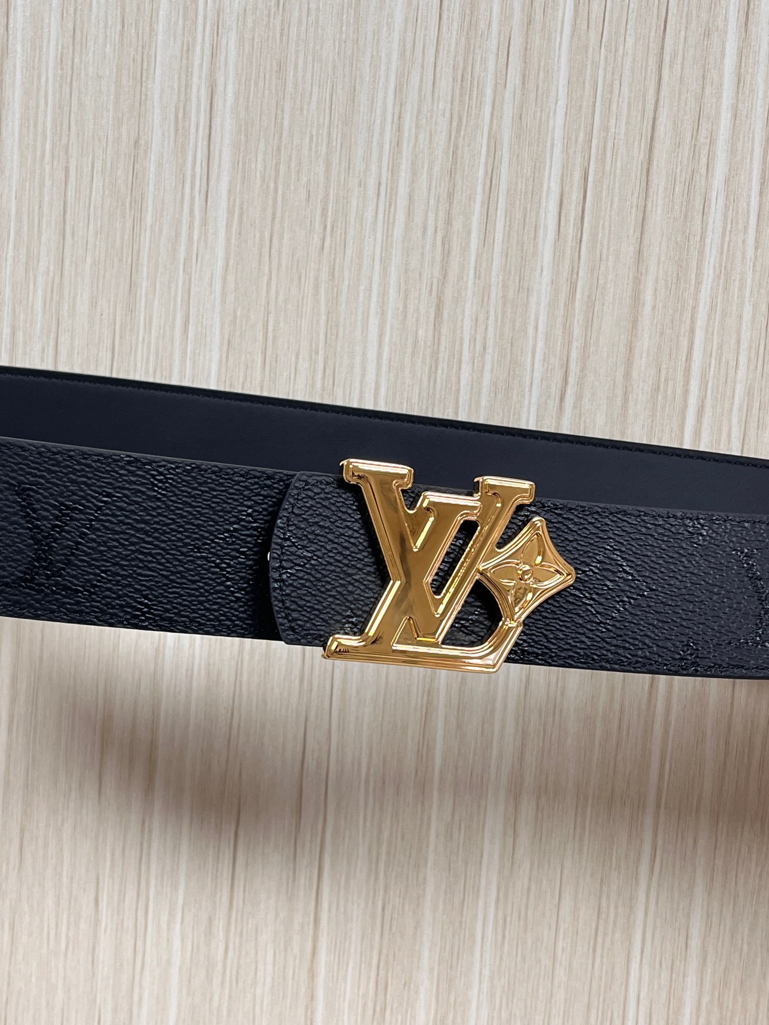 当季新款一腰带两穿：双面设计，一面哑光灰花花休闲，一面纯黑商务，轻松适配通勤、休闲、正式等全场景，经典与