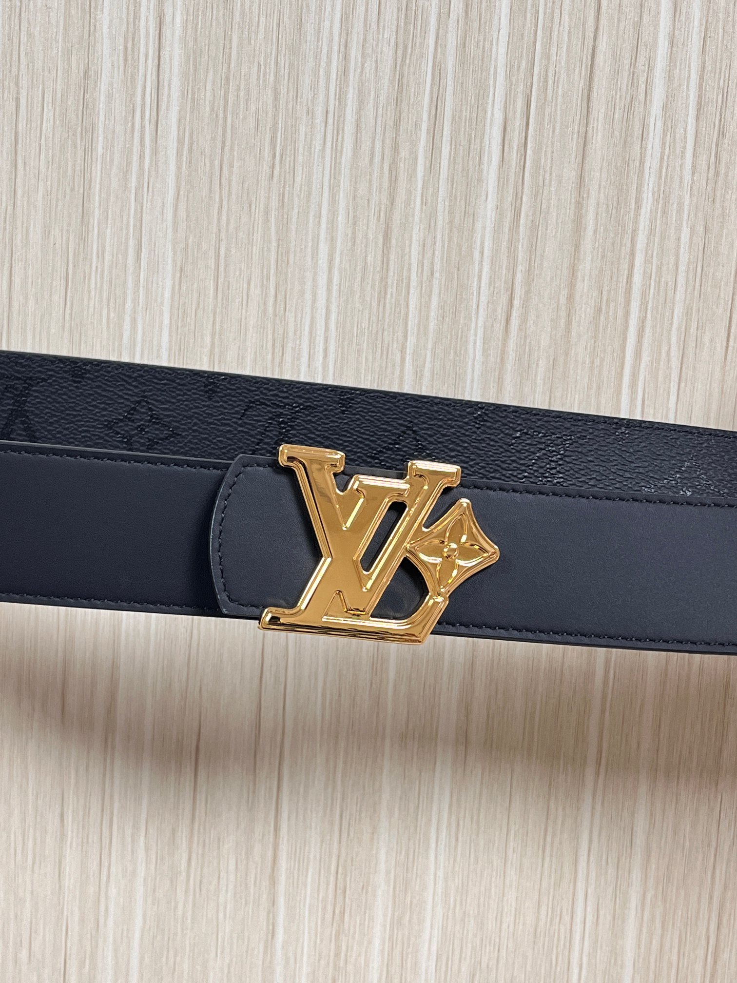 当季新款一腰带两穿：双面设计，一面哑光灰花花休闲，一面纯黑商务，轻松适配通勤、休闲、正式等全场景，经典与