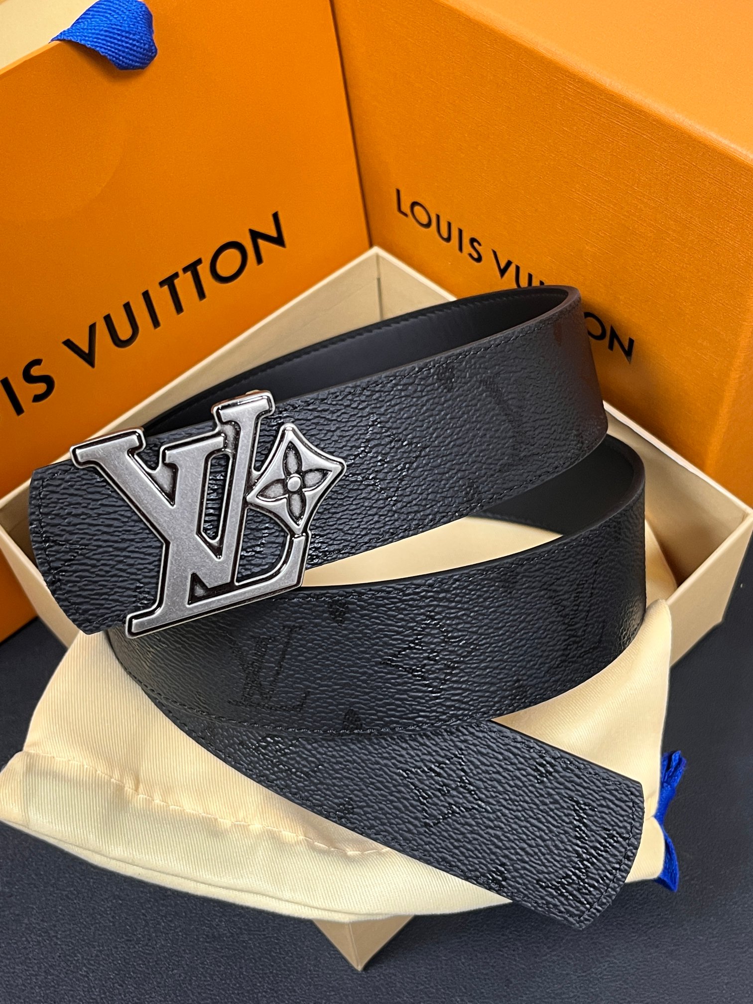 当季新款一腰带两穿：双面设计，一面哑光灰花花休闲，一面纯黑商务，轻松适配通勤、休闲、正式等全场景，经典与