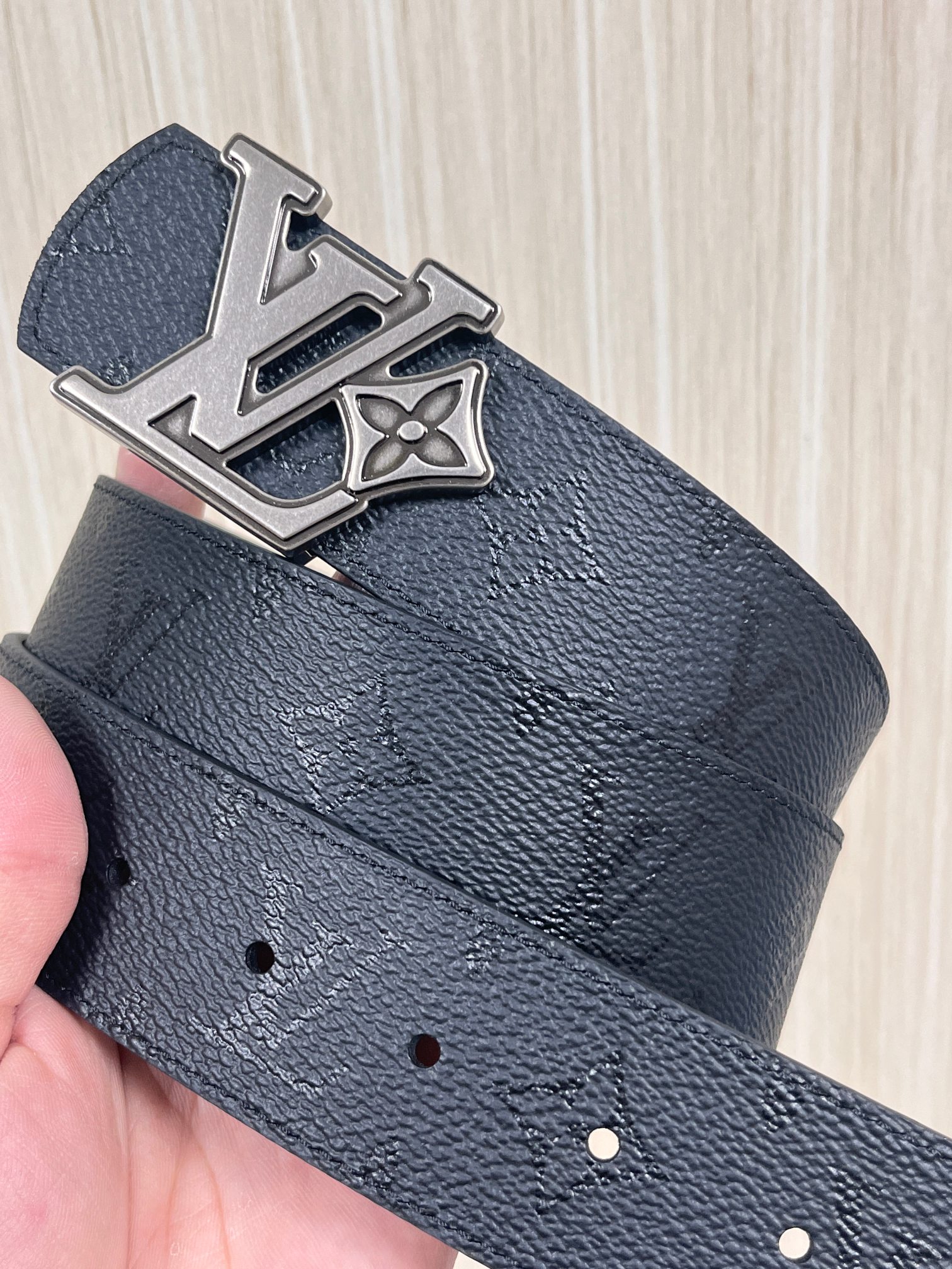 当季新款一腰带两穿：双面设计，一面哑光灰花花休闲，一面纯黑商务，轻松适配通勤、休闲、正式等全场景，经典与