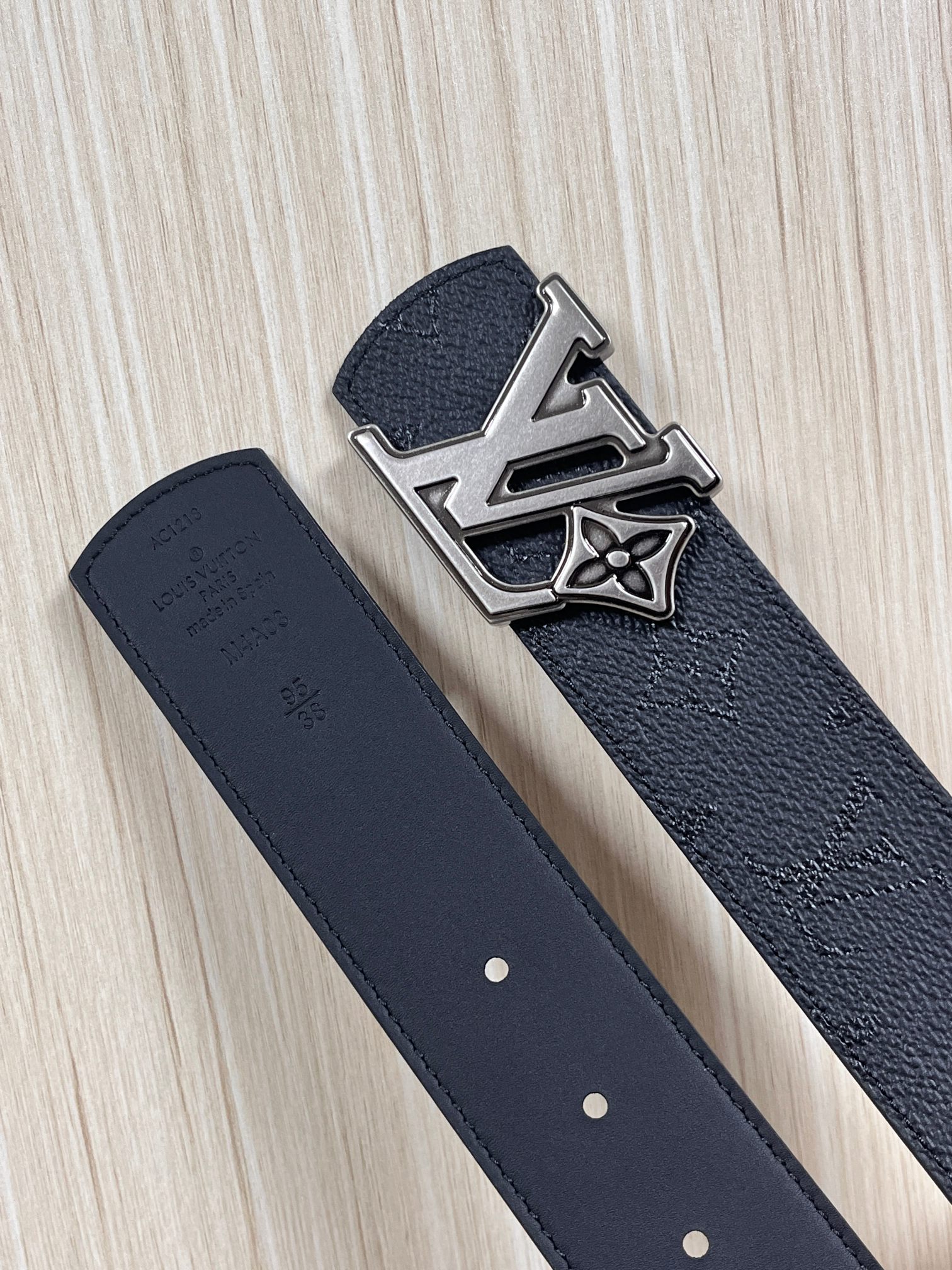 当季新款一腰带两穿：双面设计，一面哑光灰花花休闲，一面纯黑商务，轻松适配通勤、休闲、正式等全场景，经典与