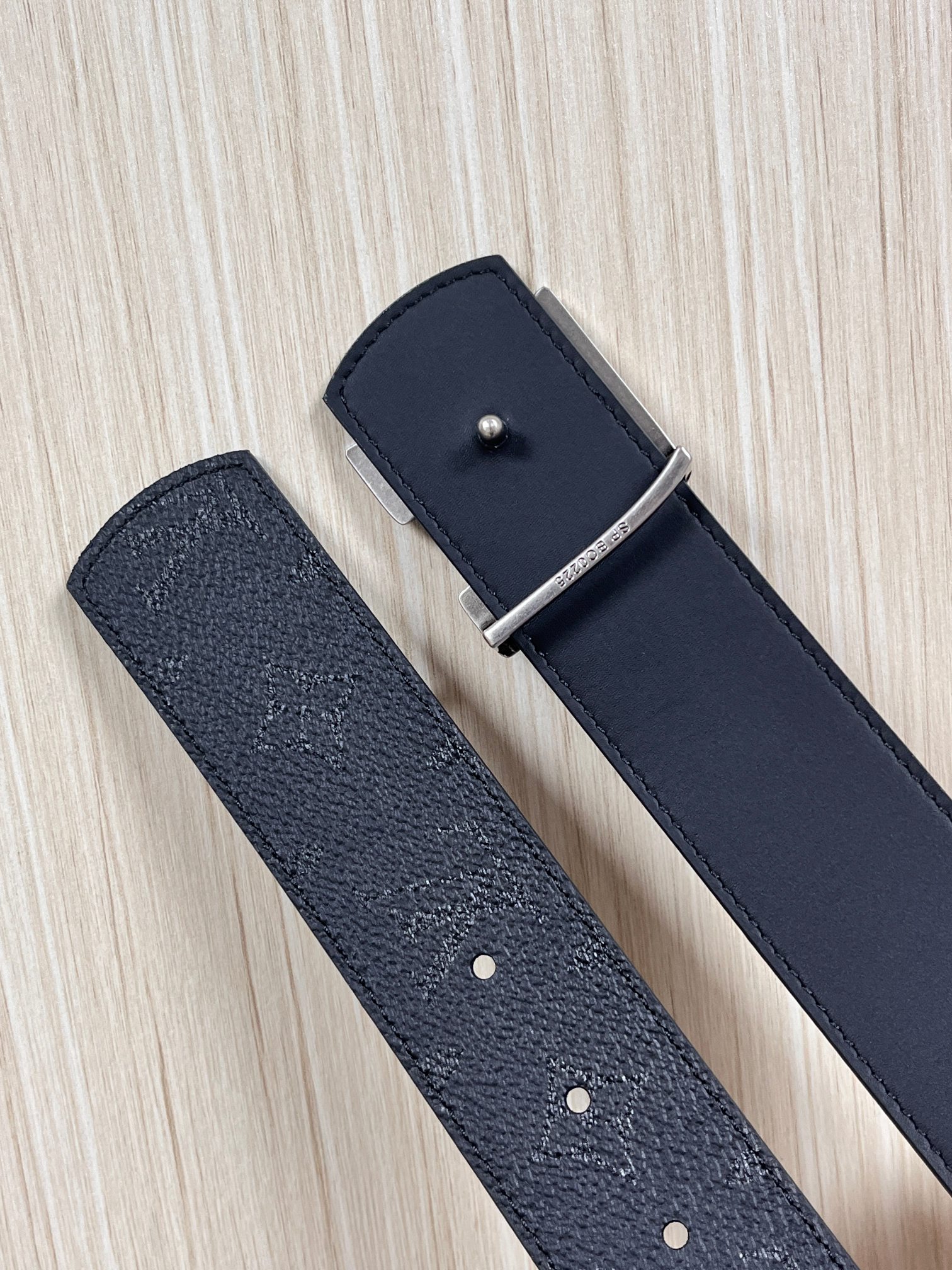 当季新款一腰带两穿：双面设计，一面哑光灰花花休闲，一面纯黑商务，轻松适配通勤、休闲、正式等全场景，经典与