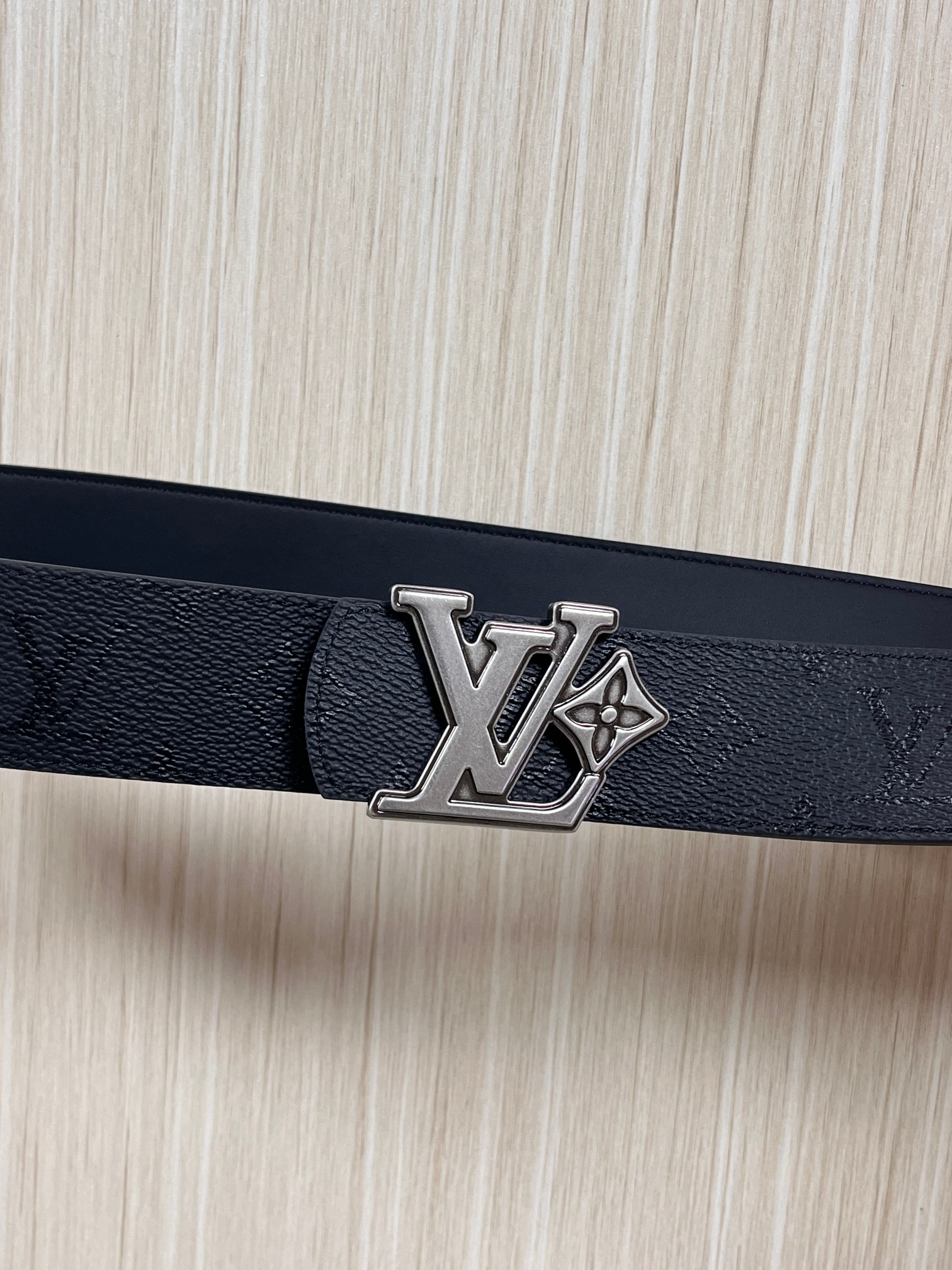 当季新款一腰带两穿：双面设计，一面哑光灰花花休闲，一面纯黑商务，轻松适配通勤、休闲、正式等全场景，经典与