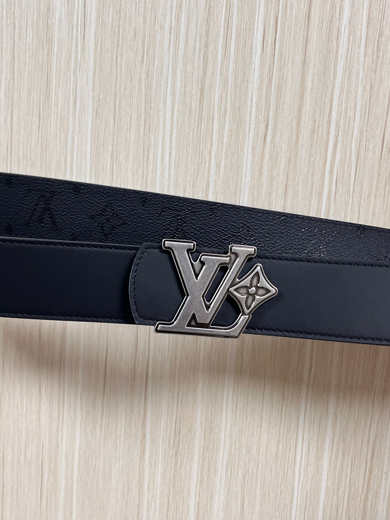 当季新款一腰带两穿：双面设计，一面哑光灰花花休闲，一面纯黑商务，轻松适配通勤、休闲、正式等全场景，经典与