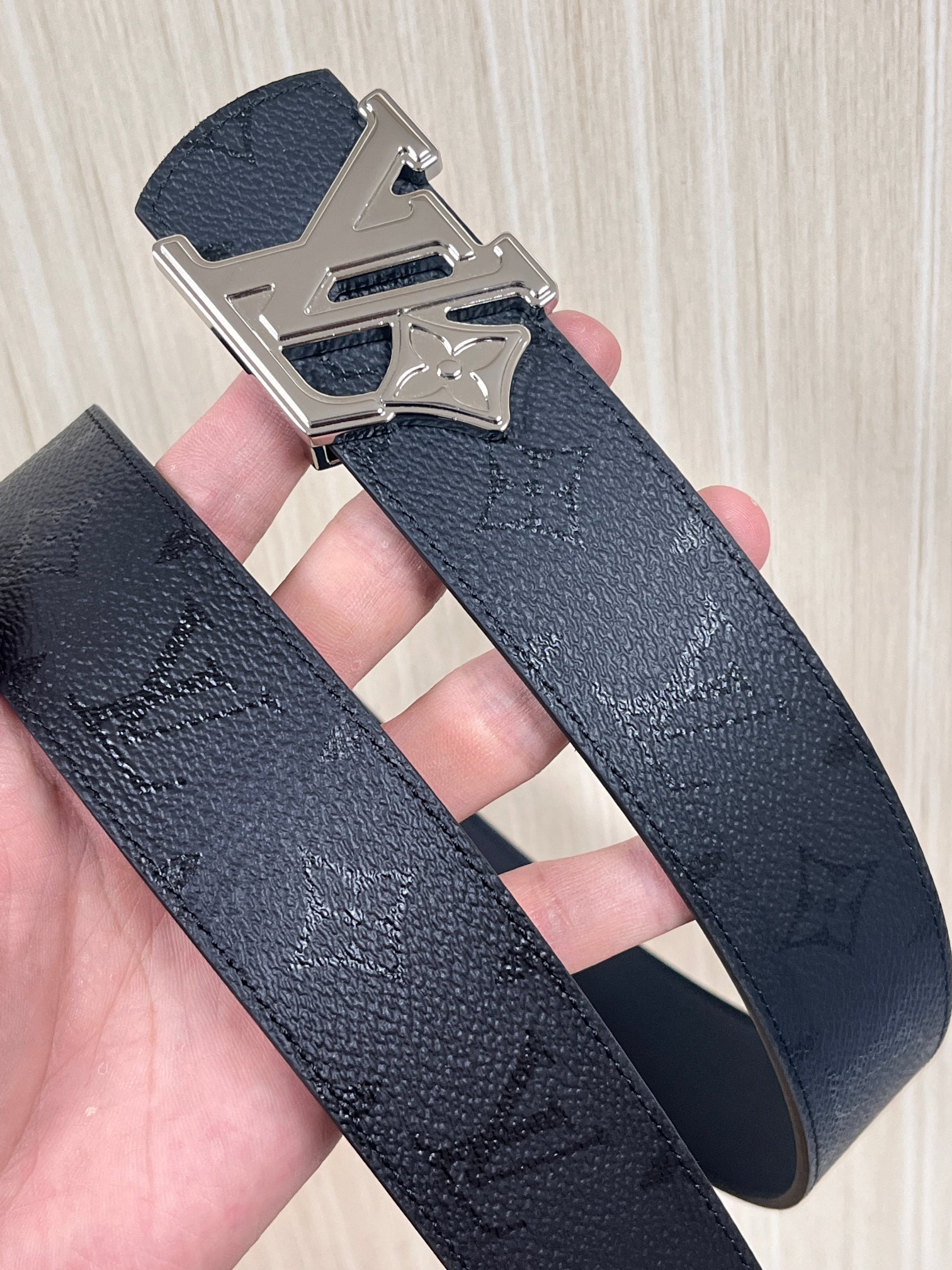 当季新款一腰带两穿：双面设计，一面哑光灰花花休闲，一面纯黑商务，轻松适配通勤、休闲、正式等全场景，经典与