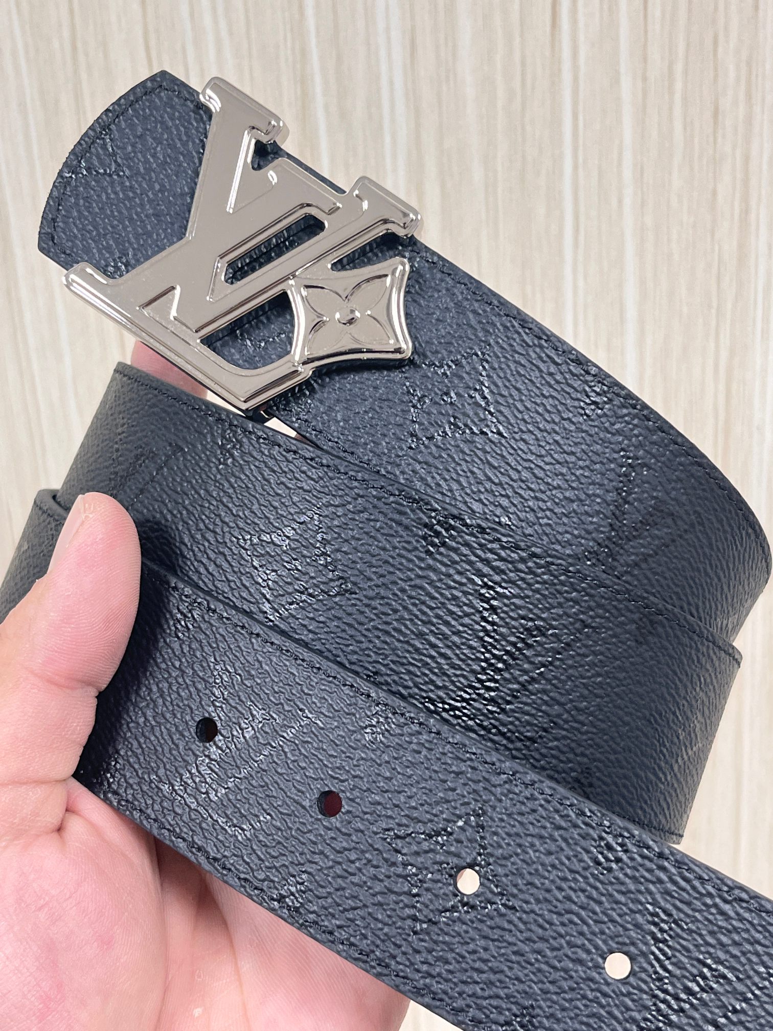 当季新款一腰带两穿：双面设计，一面哑光灰花花休闲，一面纯黑商务，轻松适配通勤、休闲、正式等全场景，经典与