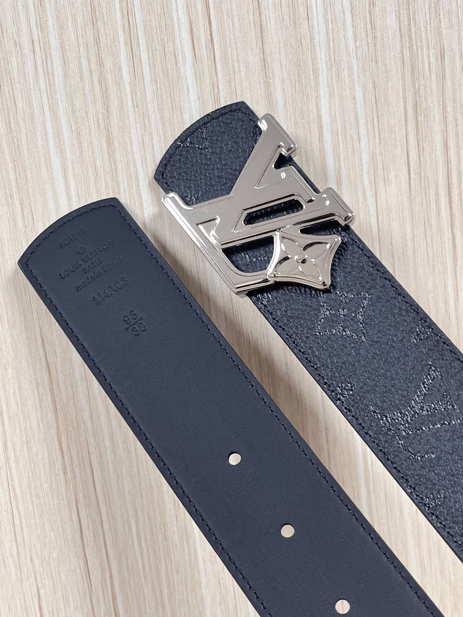 当季新款一腰带两穿：双面设计，一面哑光灰花花休闲，一面纯黑商务，轻松适配通勤、休闲、正式等全场景，经典与