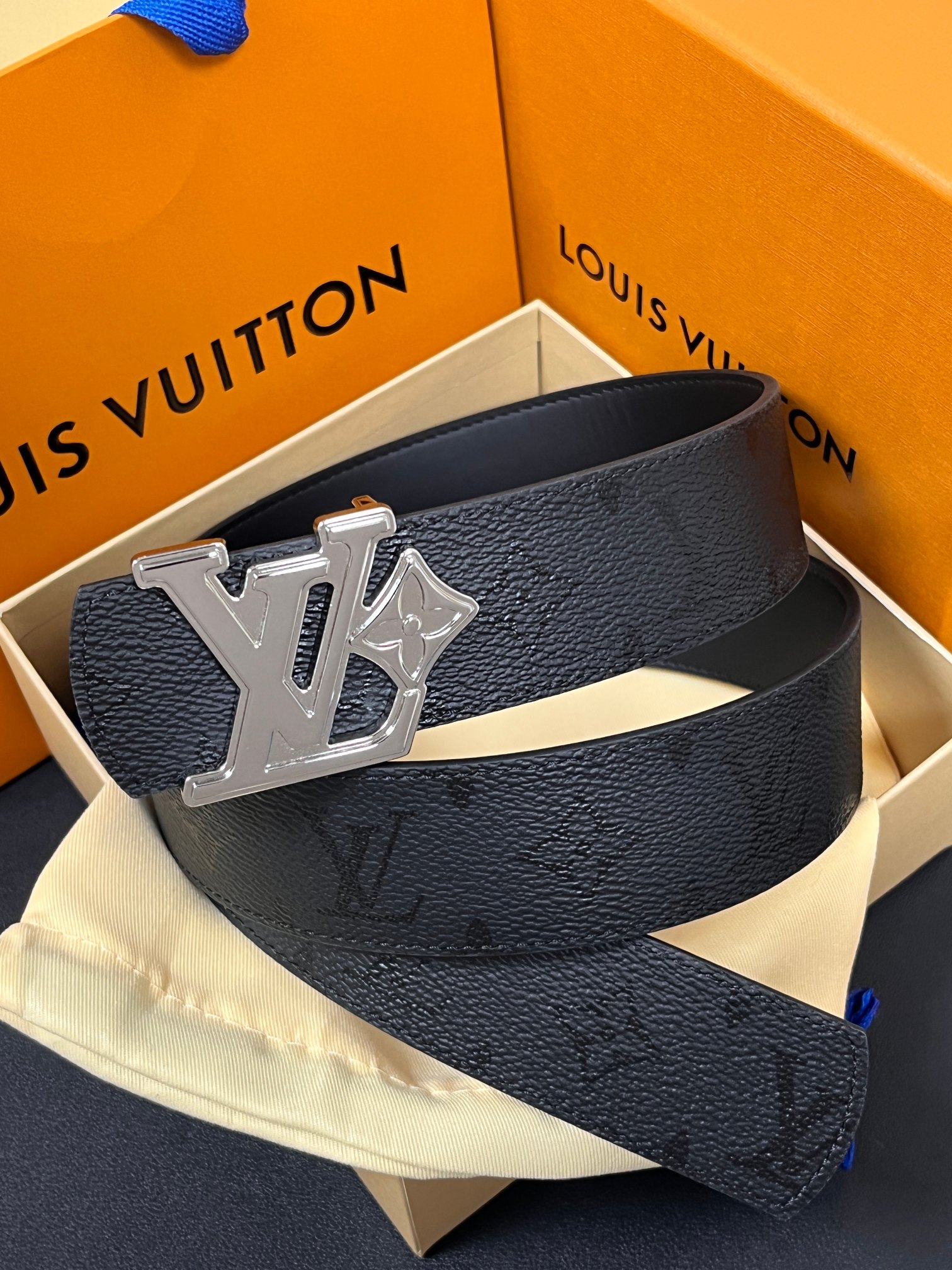 当季新款一腰带两穿：双面设计，一面哑光灰花花休闲，一面纯黑商务，轻松适配通勤、休闲、正式等全场景，经典与