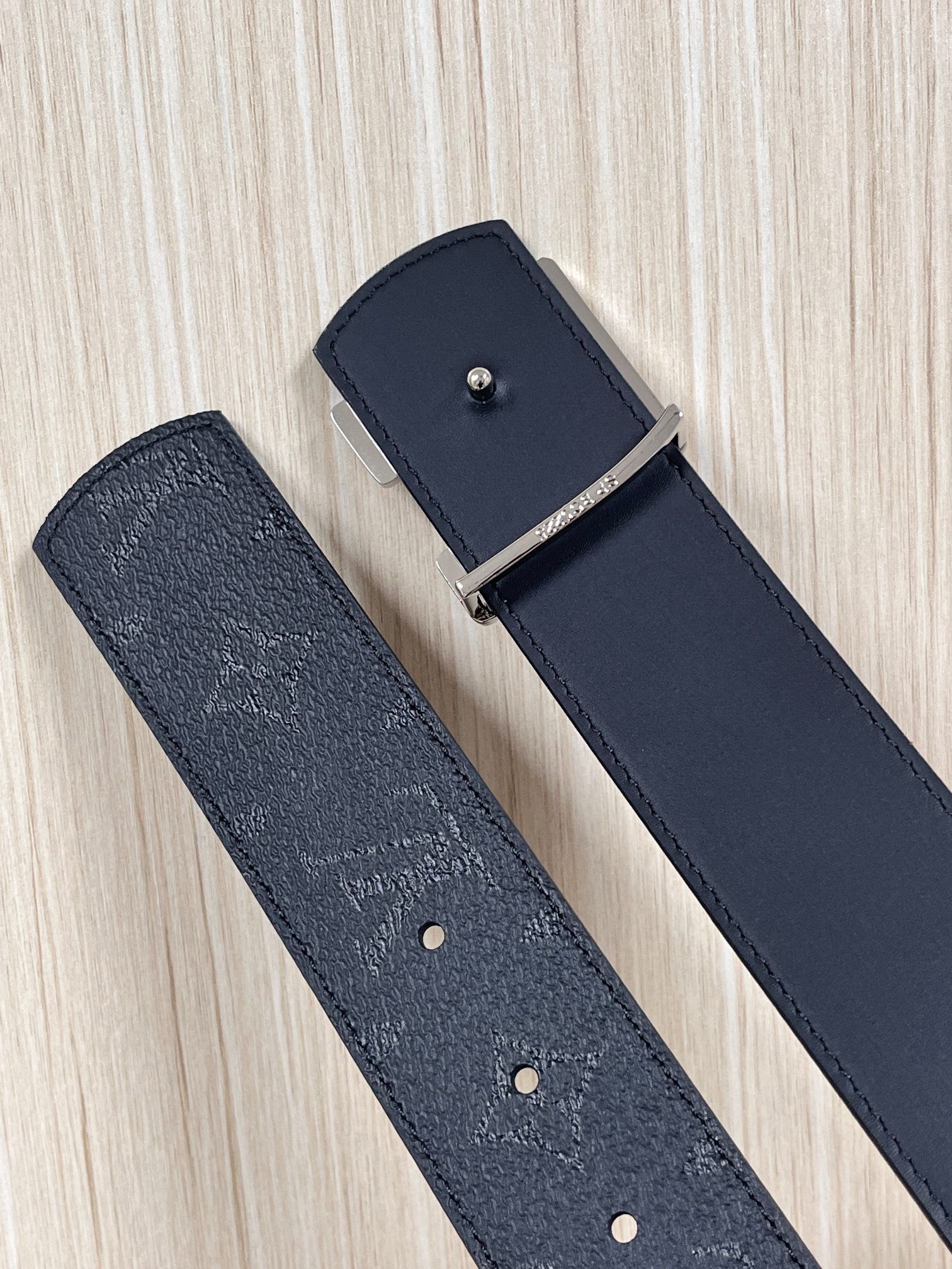 当季新款一腰带两穿：双面设计，一面哑光灰花花休闲，一面纯黑商务，轻松适配通勤、休闲、正式等全场景，经典与