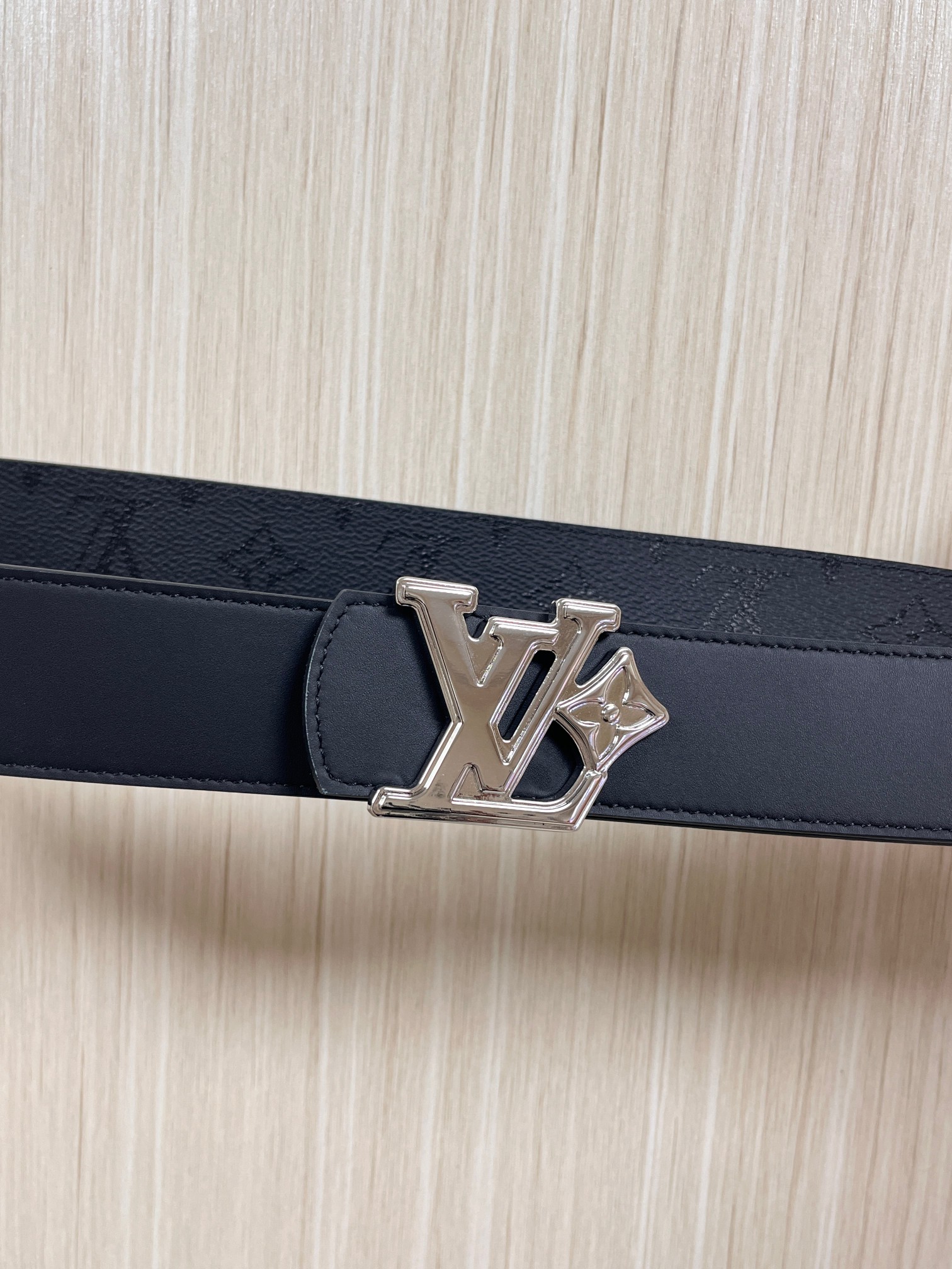 当季新款一腰带两穿：双面设计，一面哑光灰花花休闲，一面纯黑商务，轻松适配通勤、休闲、正式等全场景，经典与