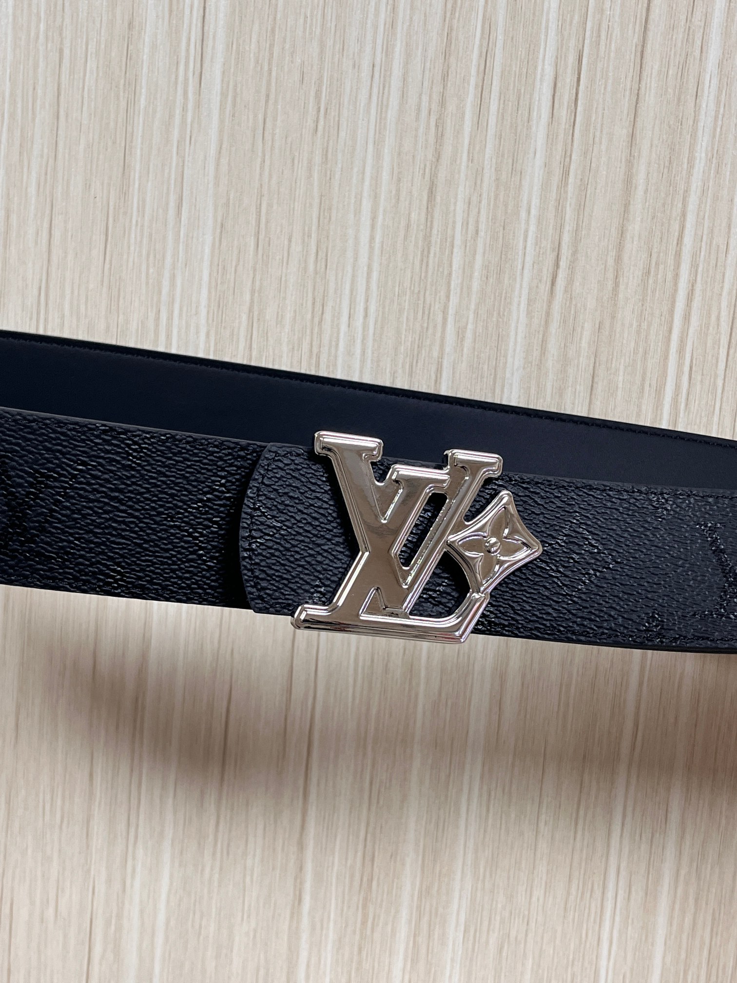 当季新款一腰带两穿：双面设计，一面哑光灰花花休闲，一面纯黑商务，轻松适配通勤、休闲、正式等全场景，经典与