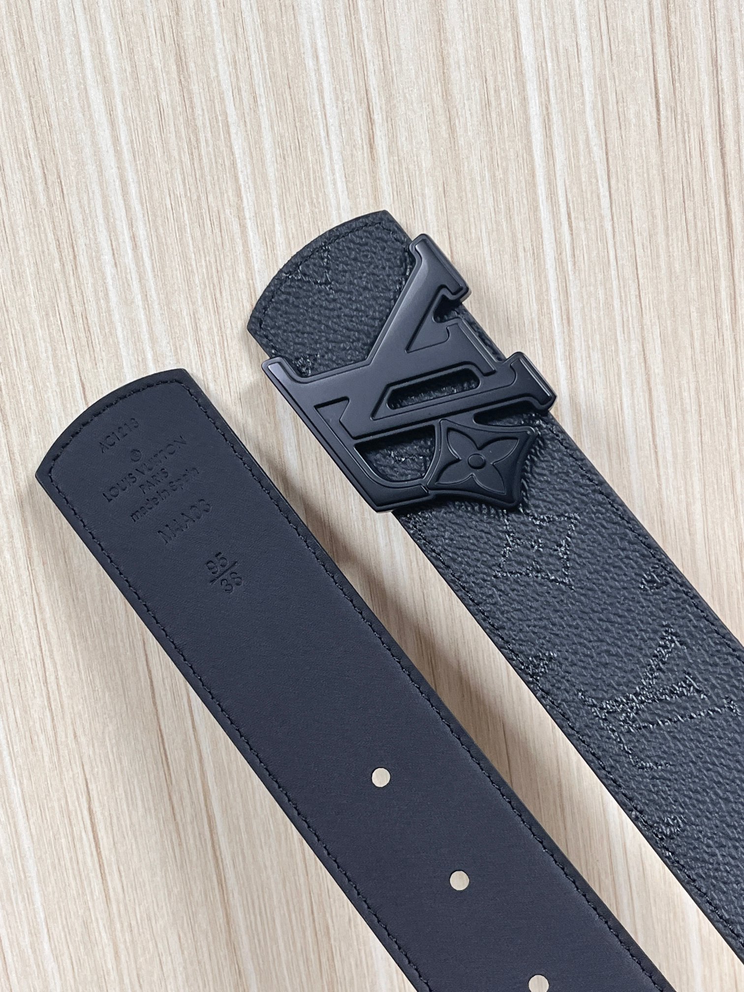 当季新款一腰带两穿：双面设计，一面哑光灰花花休闲，一面纯黑商务，轻松适配通勤、休闲、正式等全场景，经典与