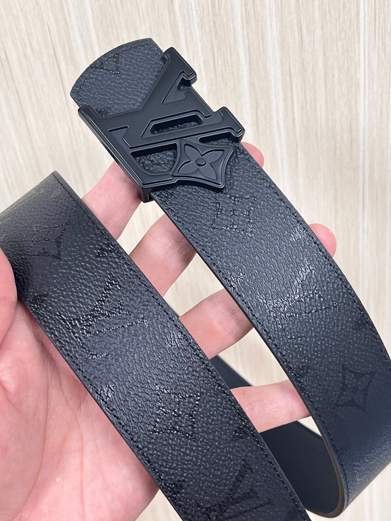 当季新款一腰带两穿：双面设计，一面哑光灰花花休闲，一面纯黑商务，轻松适配通勤、休闲、正式等全场景，经典与