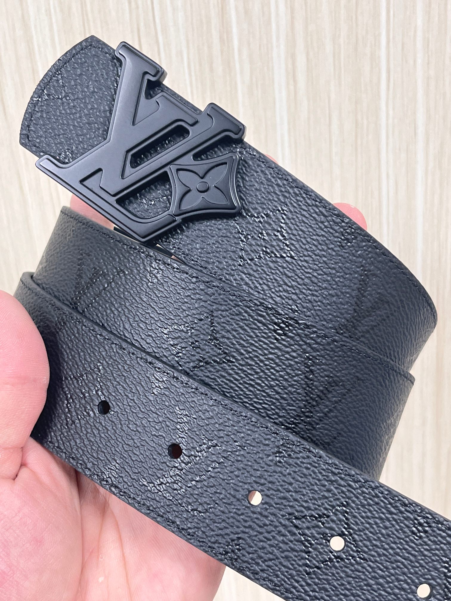 当季新款一腰带两穿：双面设计，一面哑光灰花花休闲，一面纯黑商务，轻松适配通勤、休闲、正式等全场景，经典与