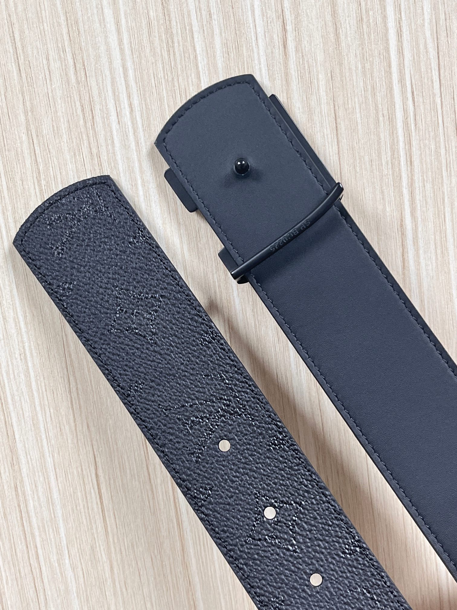 当季新款一腰带两穿：双面设计，一面哑光灰花花休闲，一面纯黑商务，轻松适配通勤、休闲、正式等全场景，经典与