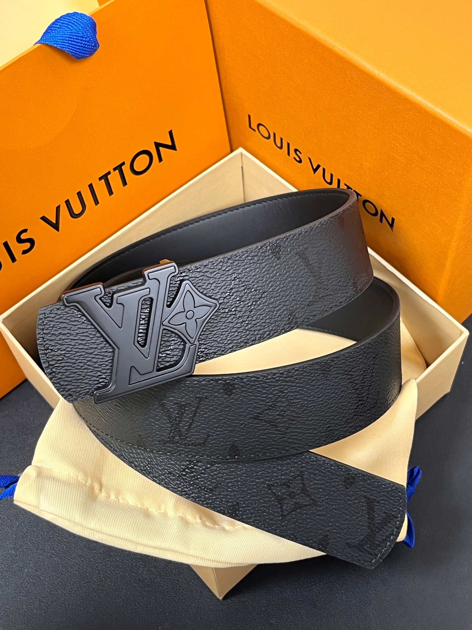 当季新款一腰带两穿：双面设计，一面哑光灰花花休闲，一面纯黑商务，轻松适配通勤、休闲、正式等全场景，经典与