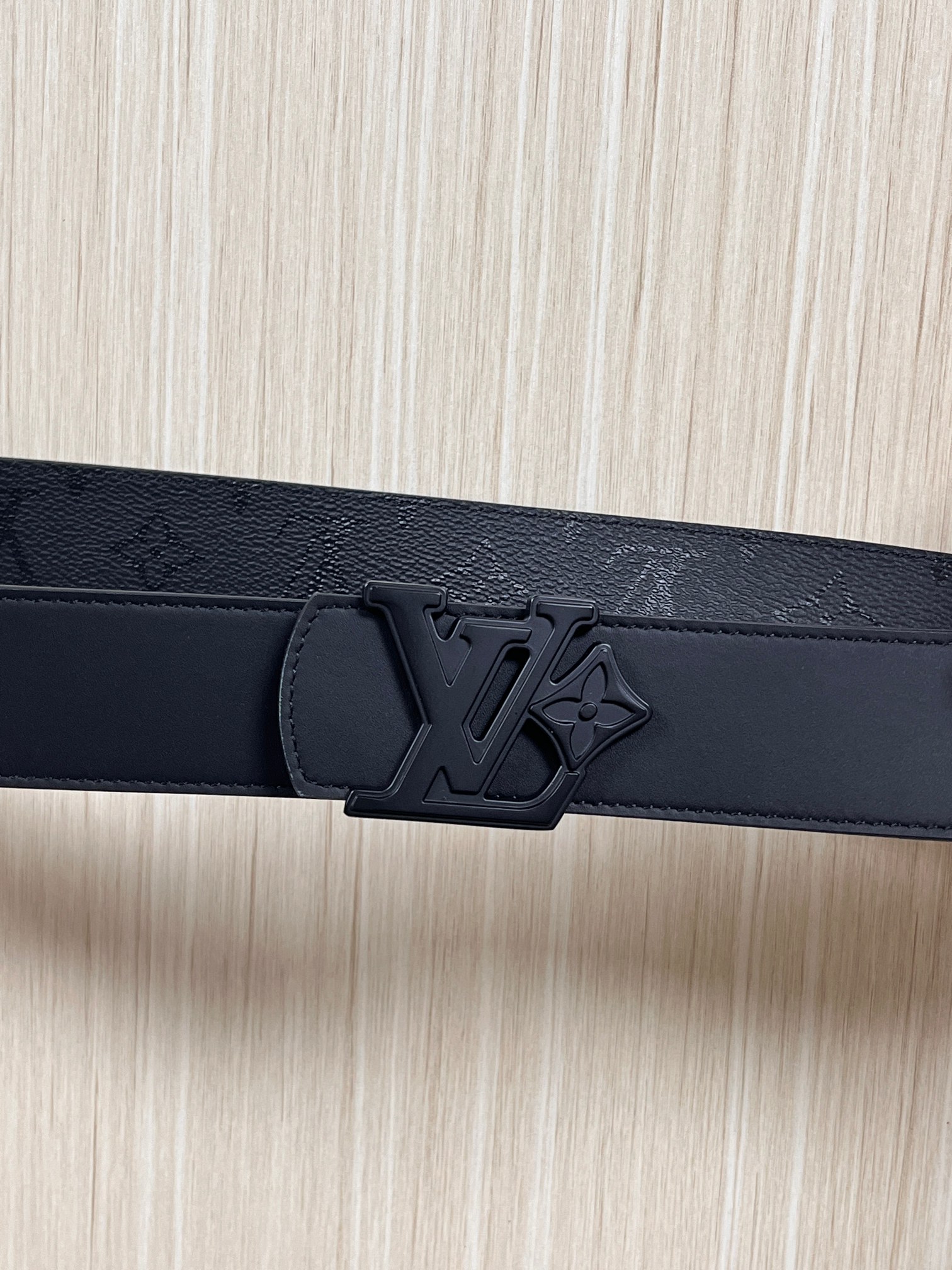 当季新款一腰带两穿：双面设计，一面哑光灰花花休闲，一面纯黑商务，轻松适配通勤、休闲、正式等全场景，经典与