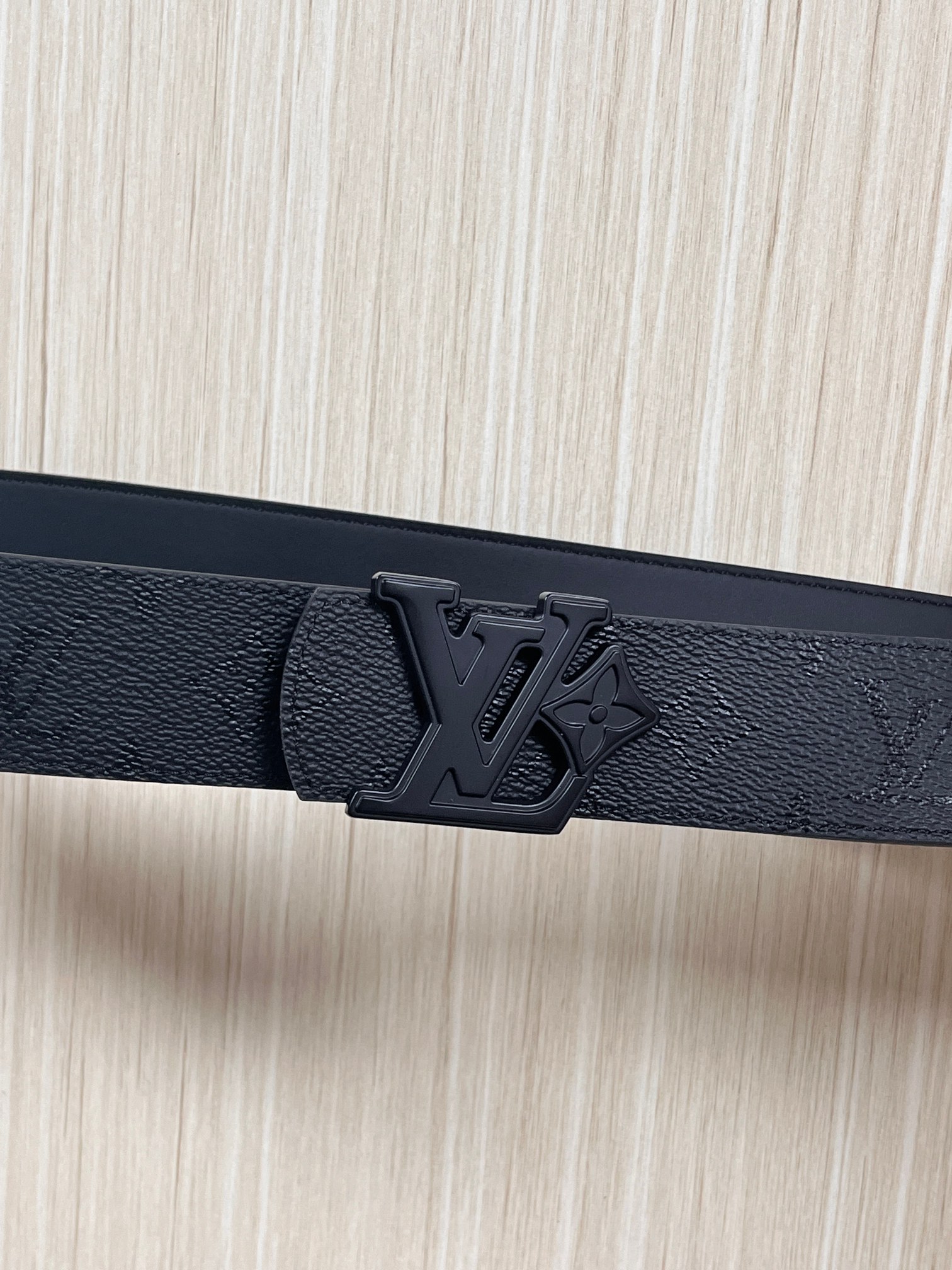 当季新款一腰带两穿：双面设计，一面哑光灰花花休闲，一面纯黑商务，轻松适配通勤、休闲、正式等全场景，经典与