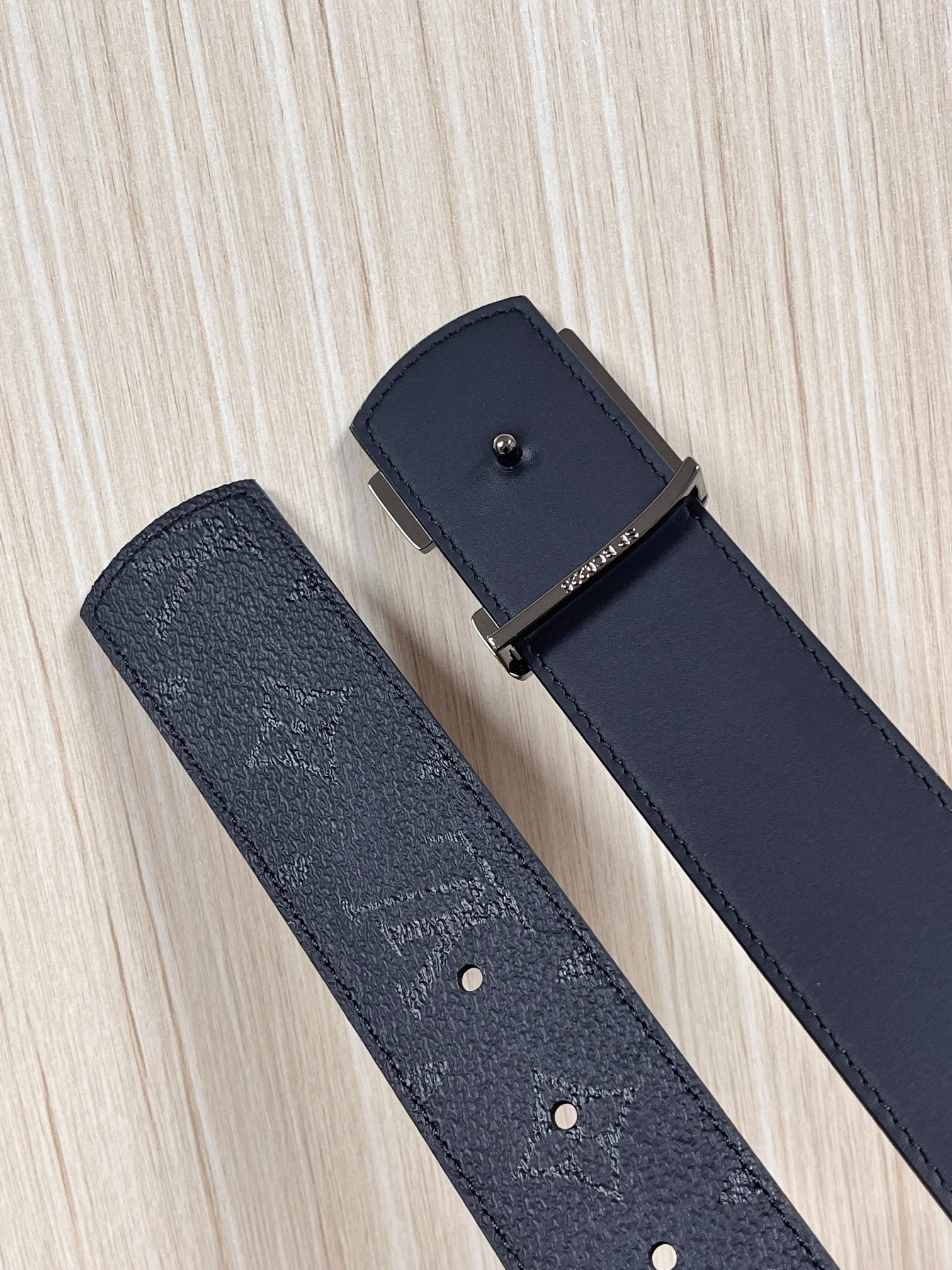 当季新款一腰带两穿：双面设计，一面哑光灰花花休闲，一面纯黑商务，轻松适配通勤、休闲、正式等全场景，经典与