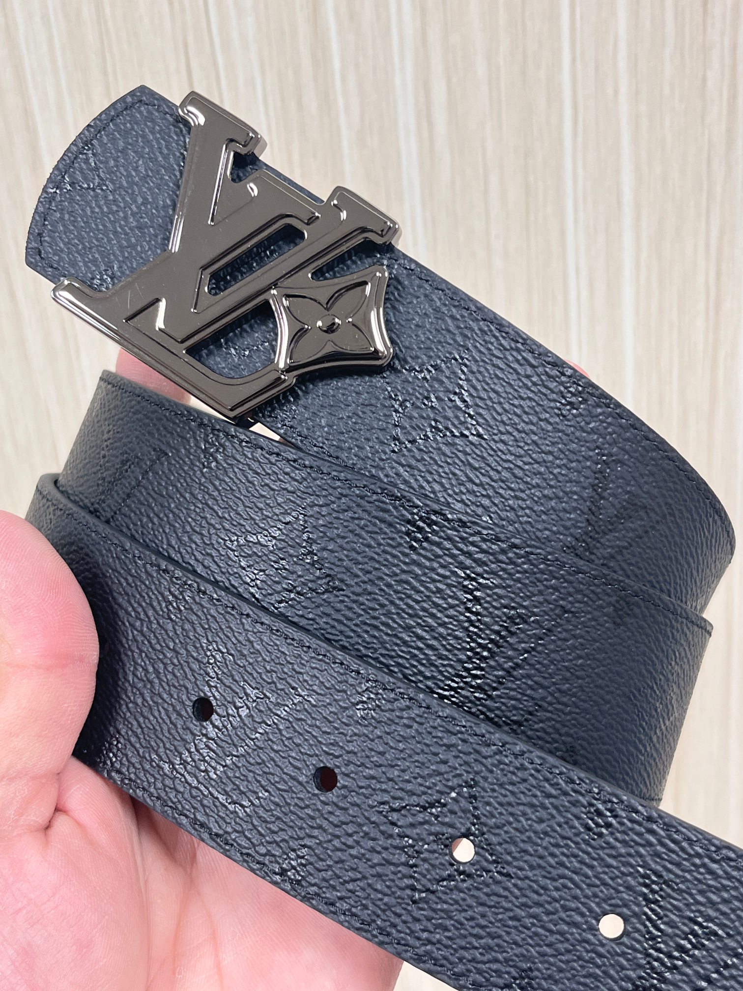 当季新款一腰带两穿：双面设计，一面哑光灰花花休闲，一面纯黑商务，轻松适配通勤、休闲、正式等全场景，经典与