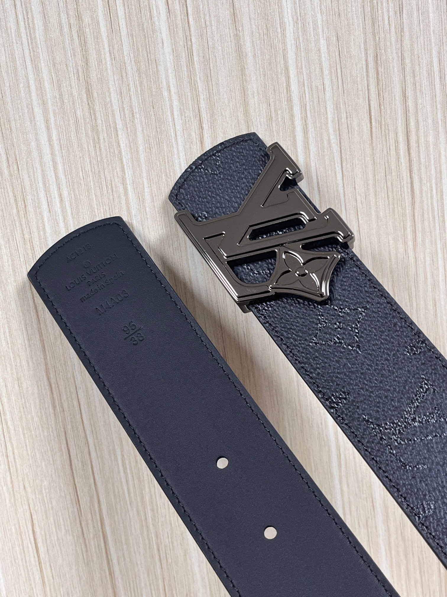 当季新款一腰带两穿：双面设计，一面哑光灰花花休闲，一面纯黑商务，轻松适配通勤、休闲、正式等全场景，经典与