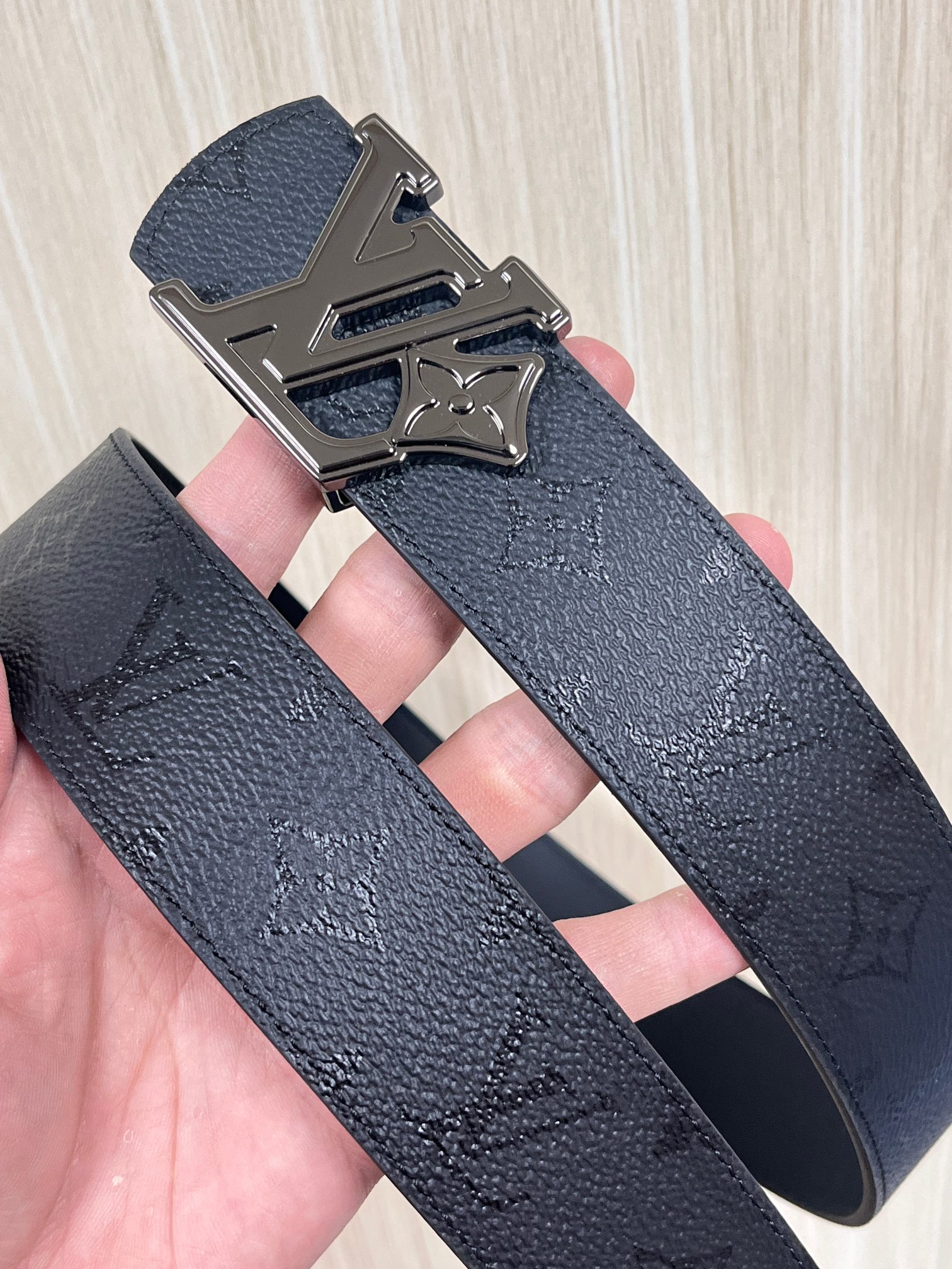 当季新款一腰带两穿：双面设计，一面哑光灰花花休闲，一面纯黑商务，轻松适配通勤、休闲、正式等全场景，经典与