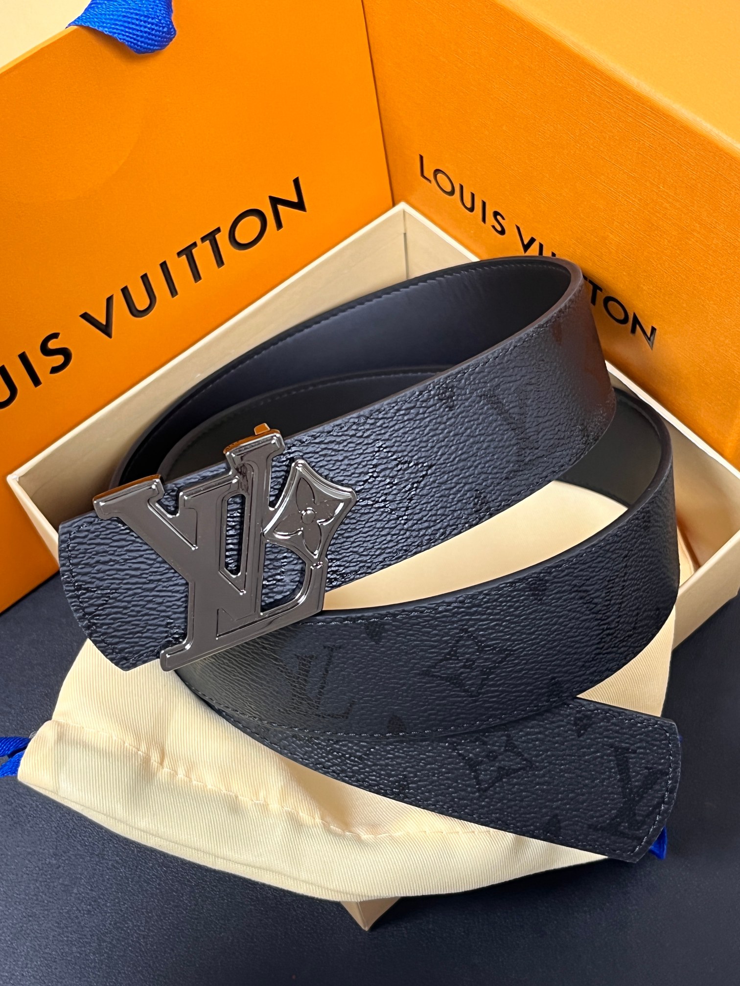 当季新款一腰带两穿：双面设计，一面哑光灰花花休闲，一面纯黑商务，轻松适配通勤、休闲、正式等全场景，经典与