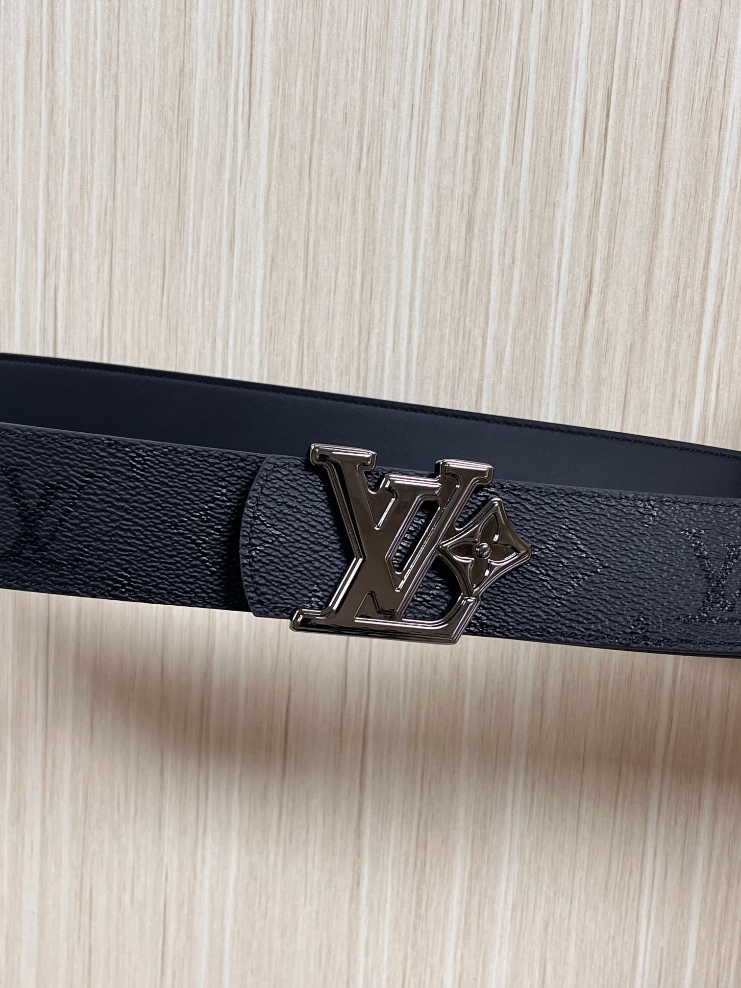 当季新款一腰带两穿：双面设计，一面哑光灰花花休闲，一面纯黑商务，轻松适配通勤、休闲、正式等全场景，经典与