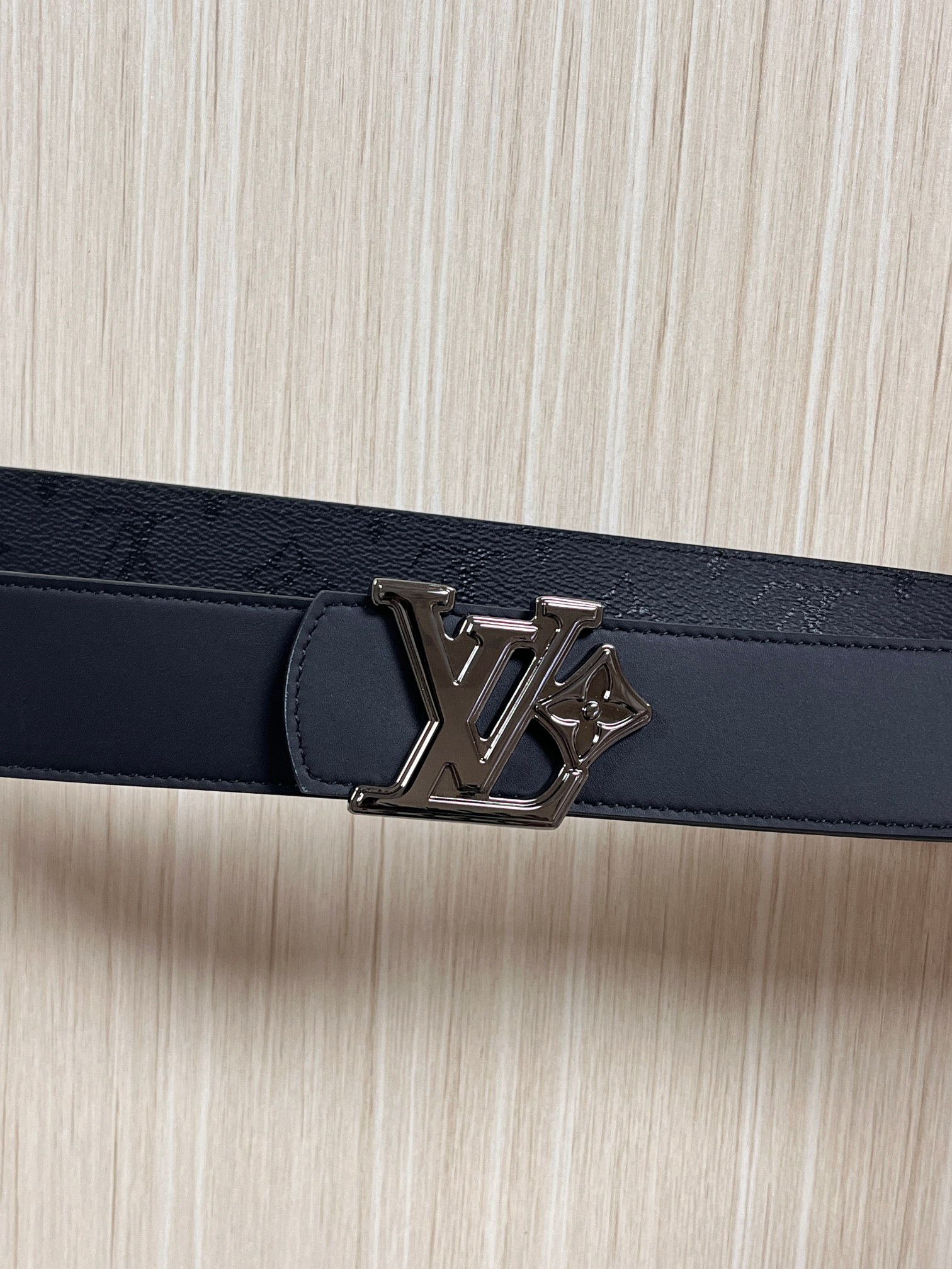 当季新款一腰带两穿：双面设计，一面哑光灰花花休闲，一面纯黑商务，轻松适配通勤、休闲、正式等全场景，经典与