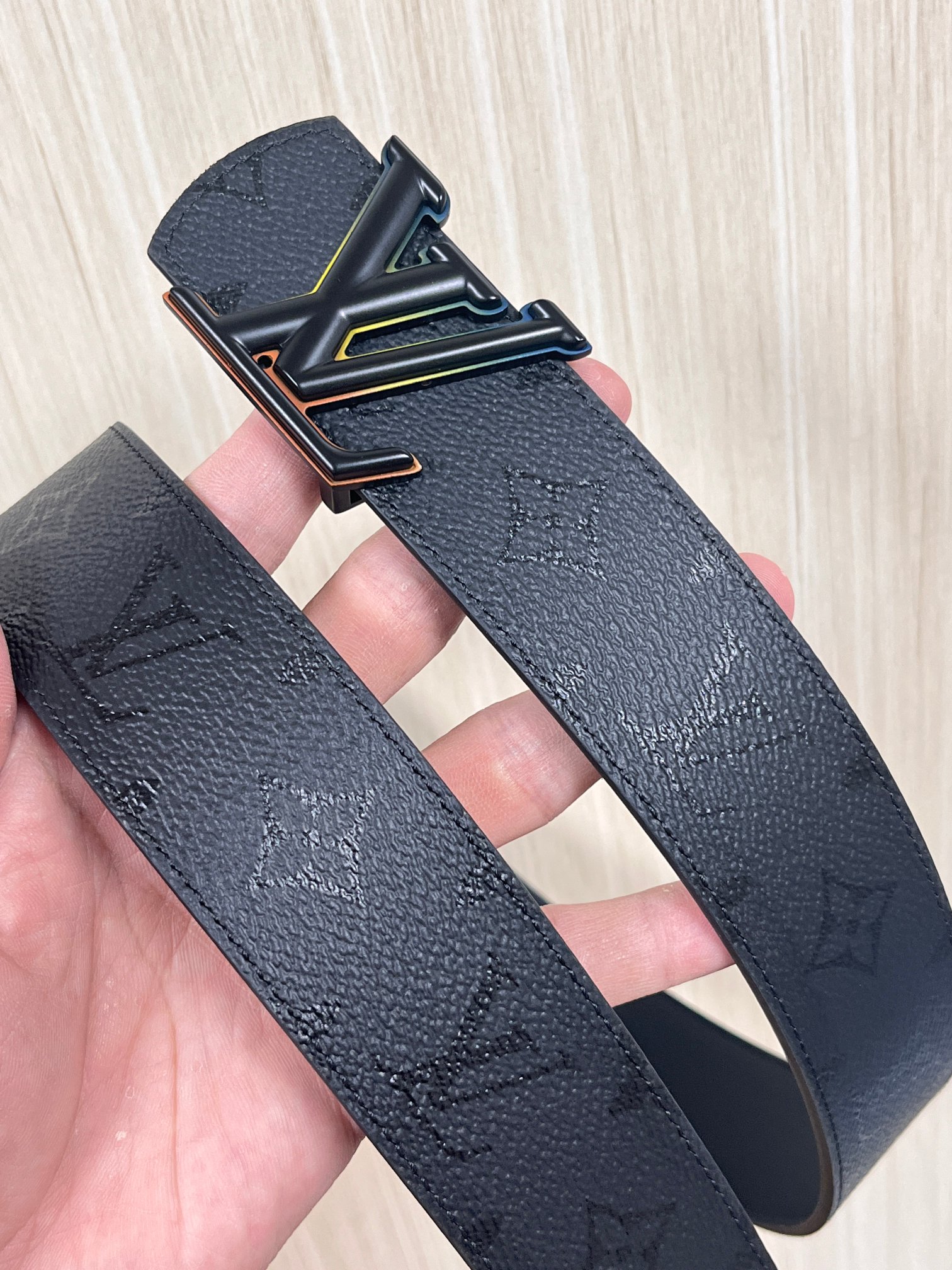 当季新款一腰带两穿：双面设计，一面哑光灰花花休闲，一面纯黑商务，轻松适配通勤、休闲、正式等全场景，经典与