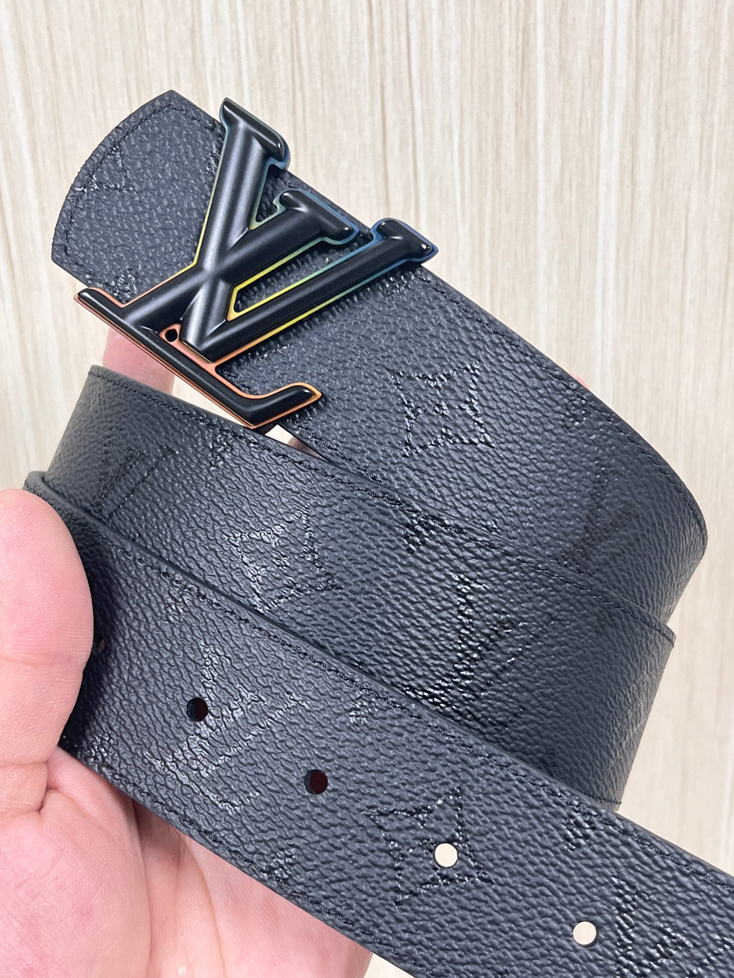 当季新款一腰带两穿：双面设计，一面哑光灰花花休闲，一面纯黑商务，轻松适配通勤、休闲、正式等全场景，经典与