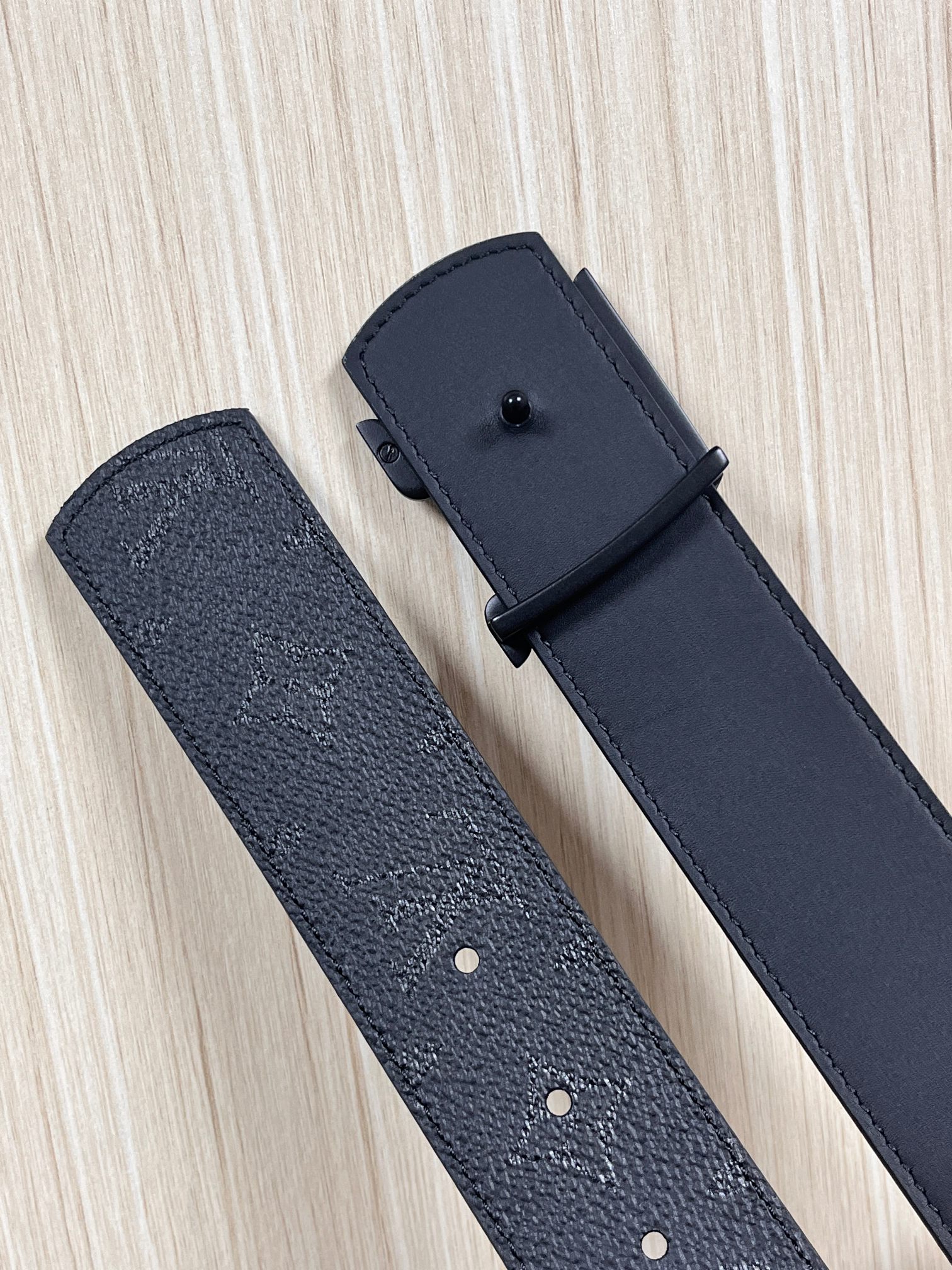 当季新款一腰带两穿：双面设计，一面哑光灰花花休闲，一面纯黑商务，轻松适配通勤、休闲、正式等全场景，经典与