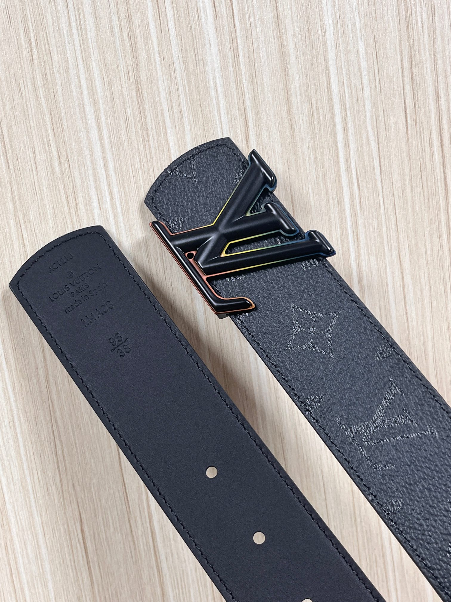 当季新款一腰带两穿：双面设计，一面哑光灰花花休闲，一面纯黑商务，轻松适配通勤、休闲、正式等全场景，经典与