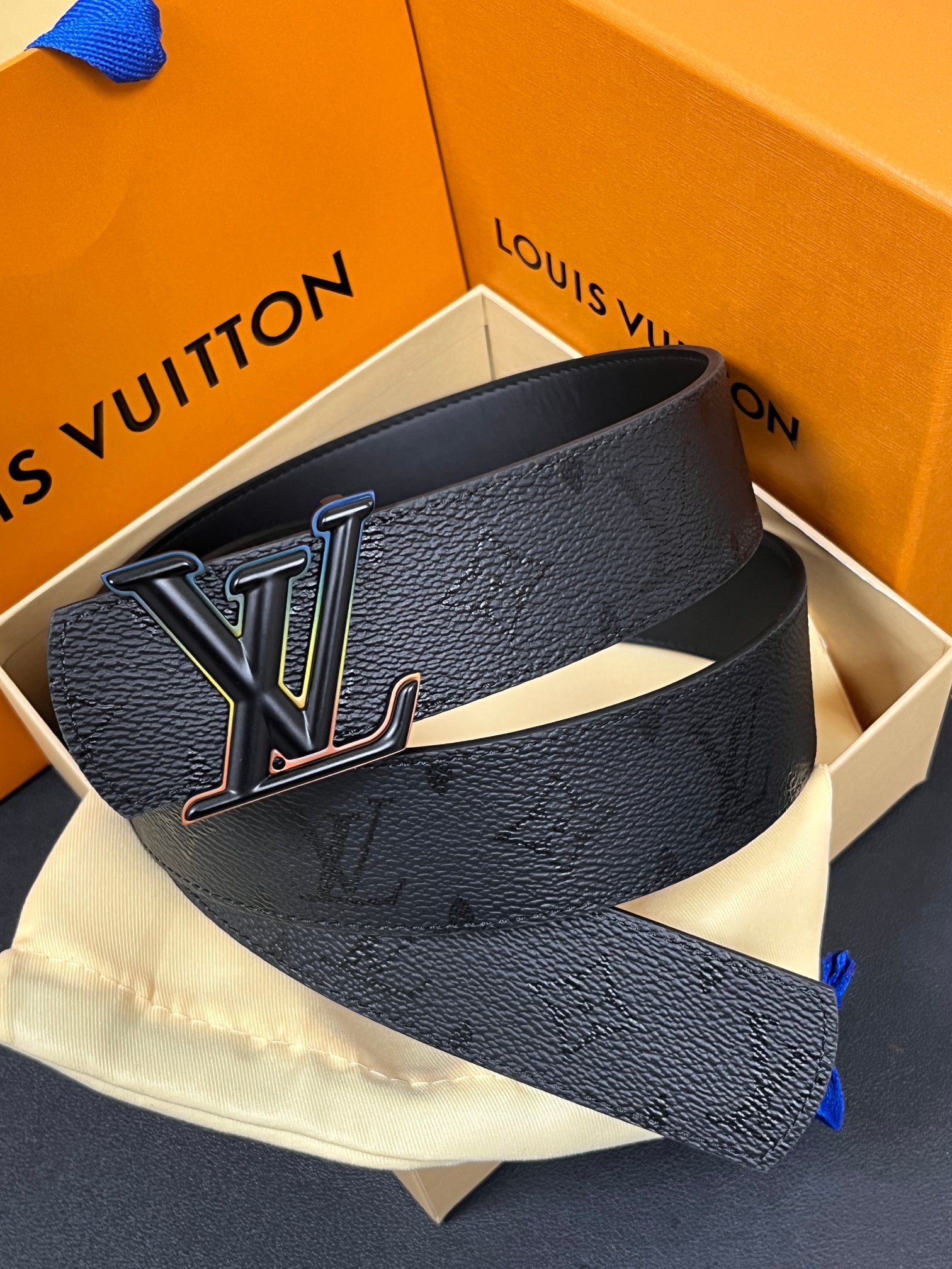 当季新款一腰带两穿：双面设计，一面哑光灰花花休闲，一面纯黑商务，轻松适配通勤、休闲、正式等全场景，经典与