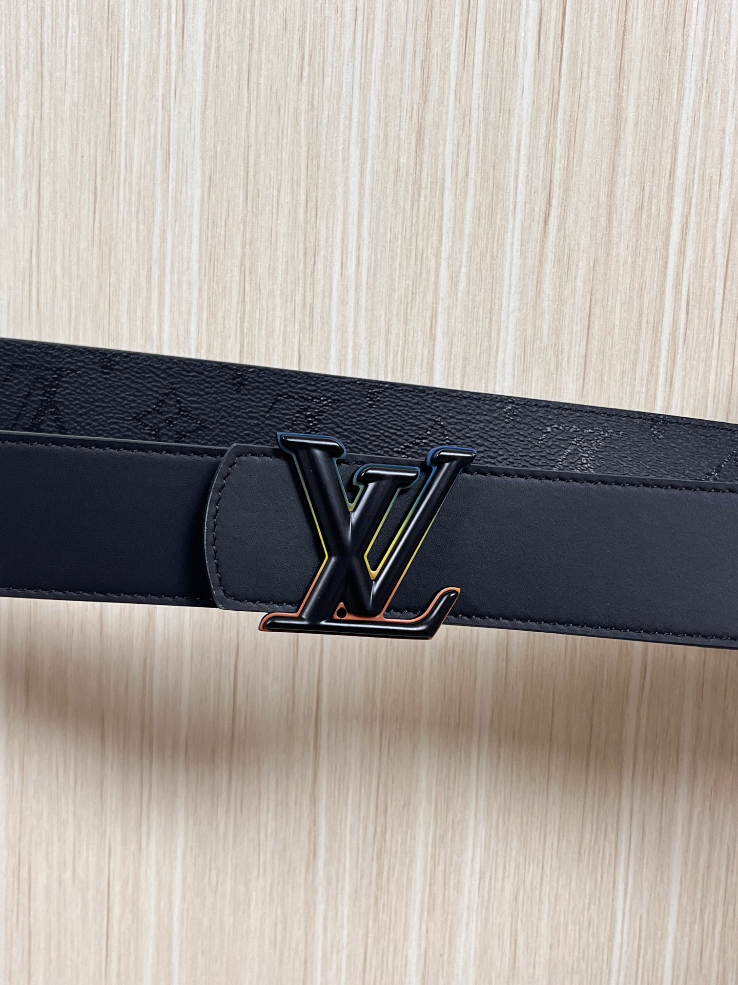 当季新款一腰带两穿：双面设计，一面哑光灰花花休闲，一面纯黑商务，轻松适配通勤、休闲、正式等全场景，经典与